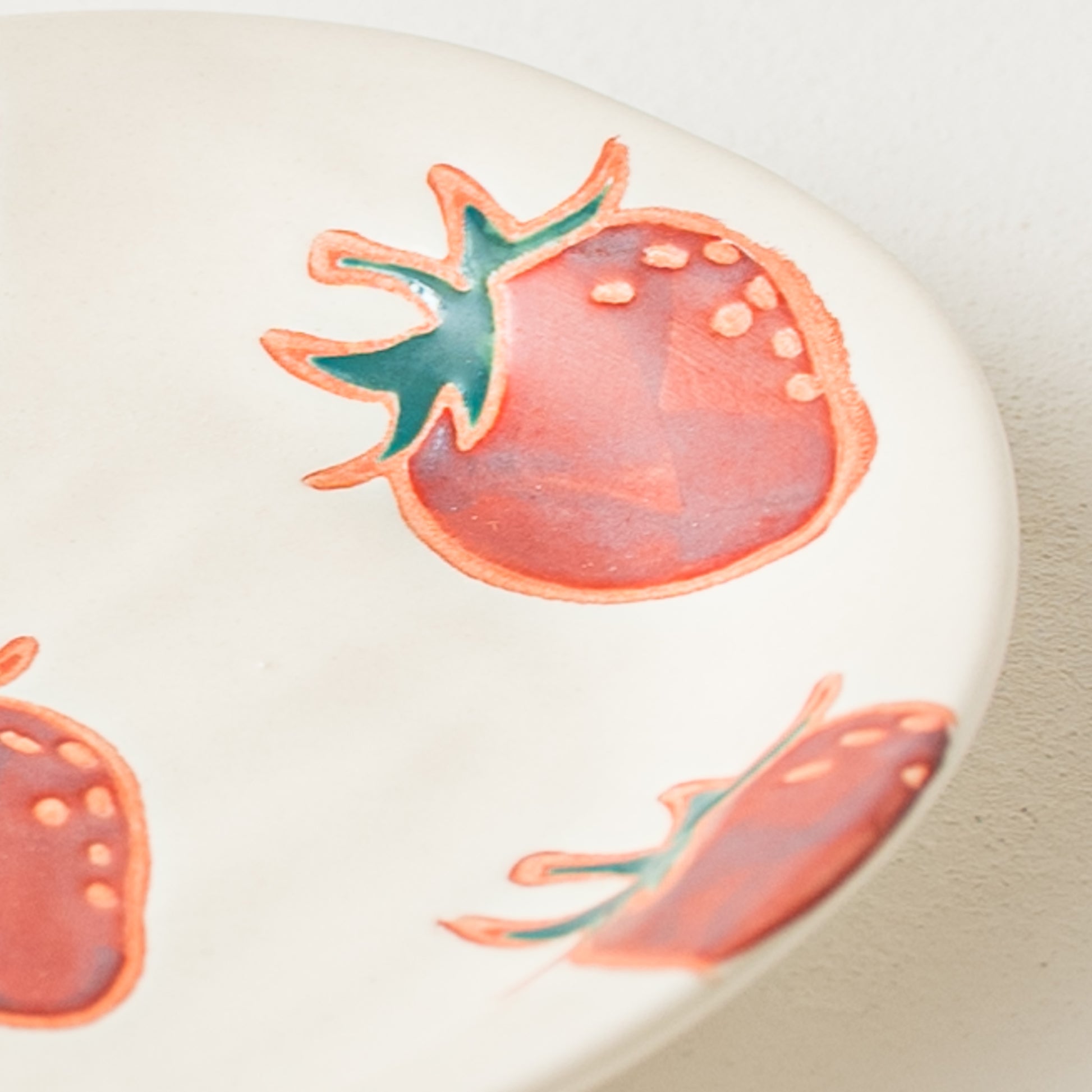 やさし気なイチゴの絵付けに温もりを感じる波佐見焼の楕円皿