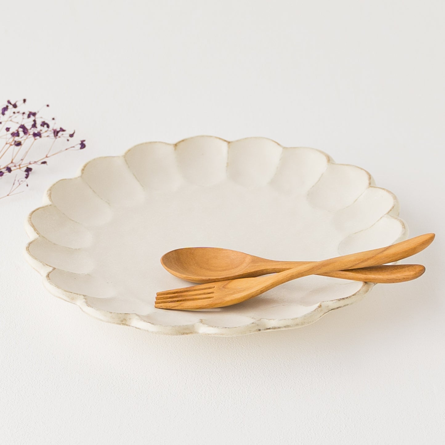 カレーにぴったり合う美濃焼の輪花ワンプレート皿