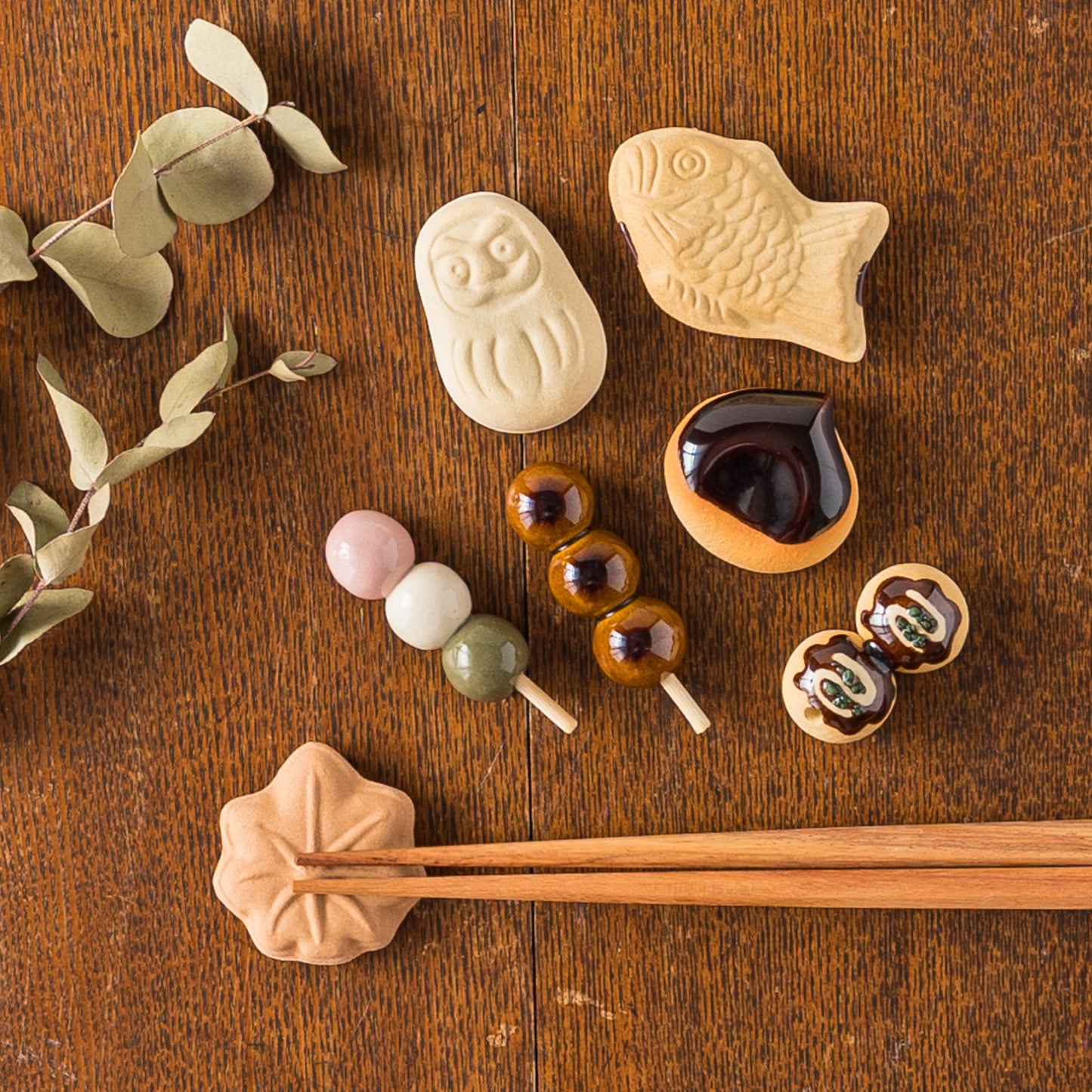 食卓が笑顔でいっぱいになるイホシロ窯の和菓子シリーズの箸置き
