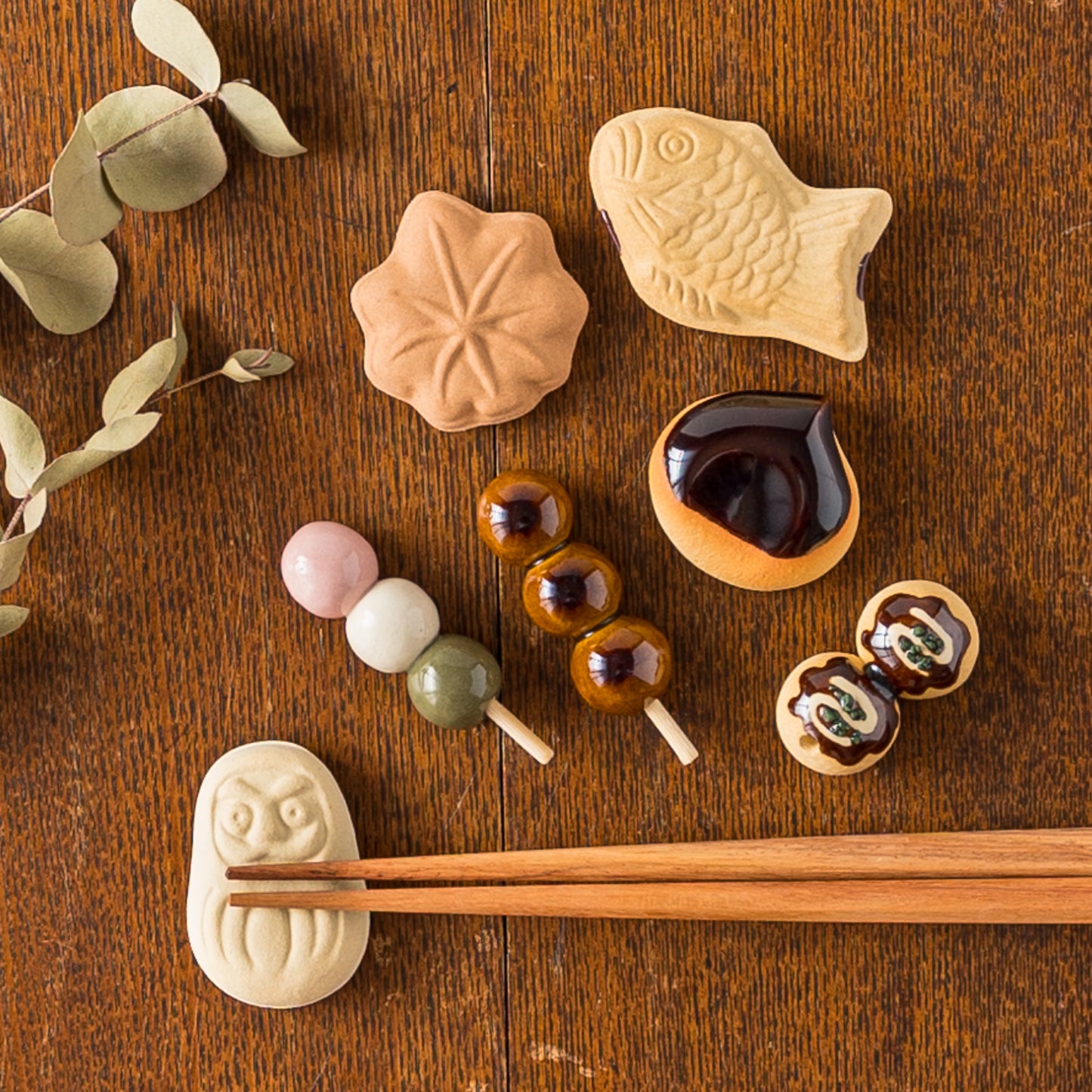 食卓に楽しい時間を運んでくれるイホシロ窯の和菓子シリーズの箸置き