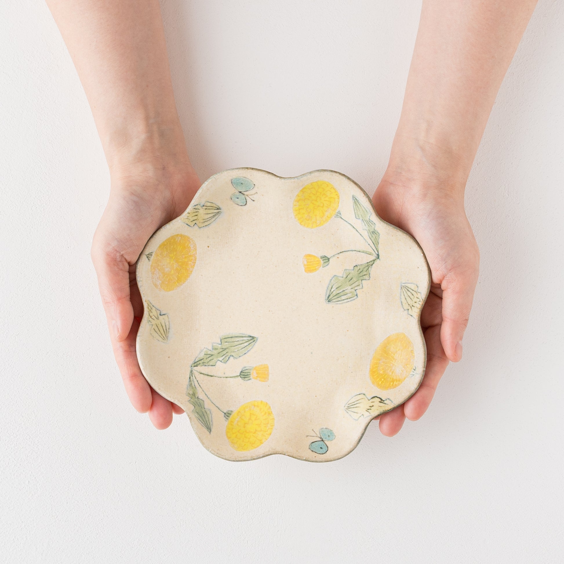 優しい風合いにほっこり癒される森野奈津子さんのたんぽぽ花型皿