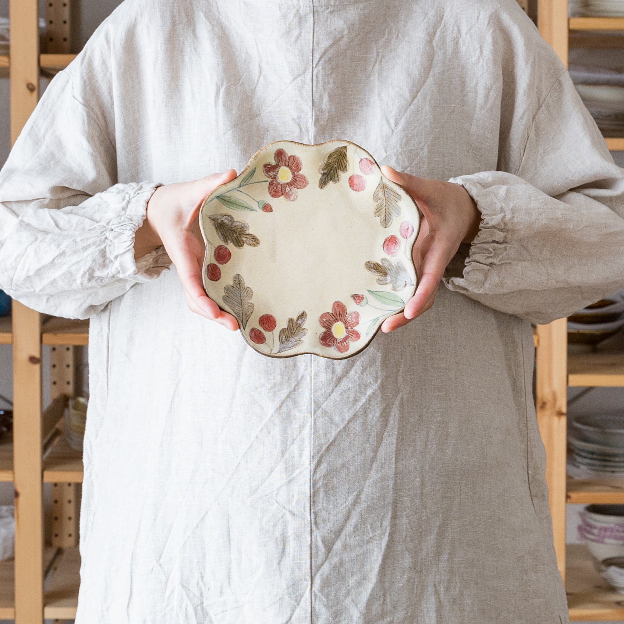 Flower pattern Flower-shaped plate Medium red flower｜Natsuko Morino