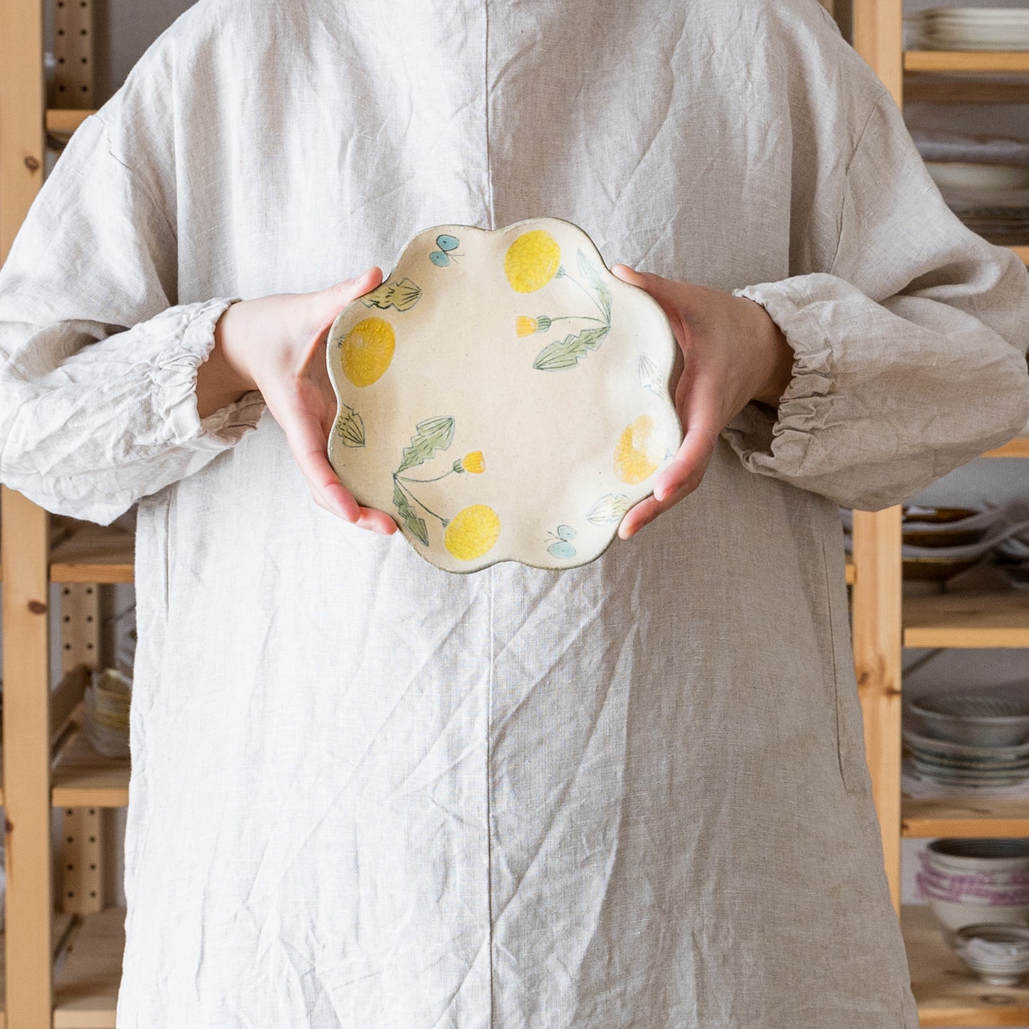 たんぽぽがふんわり可愛い森野奈津子さんの花型皿