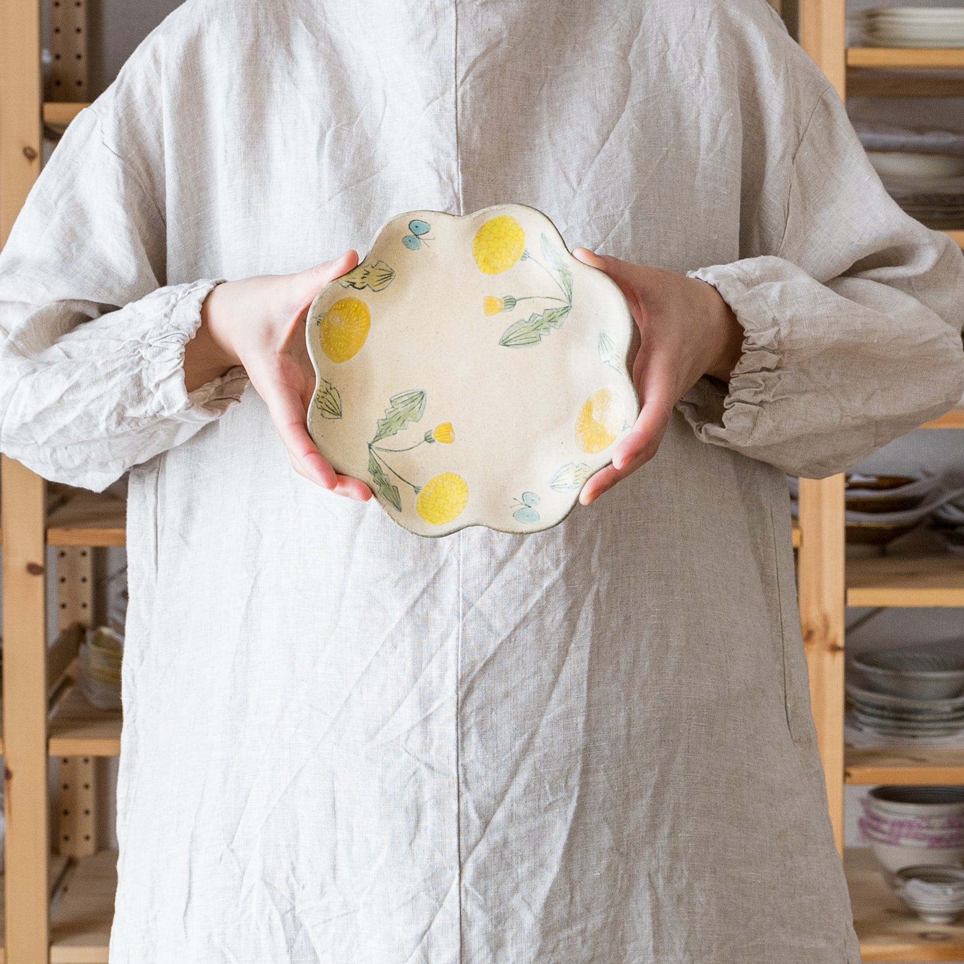 たんぽぽがふんわり可愛い森野奈津子さんの花型皿
