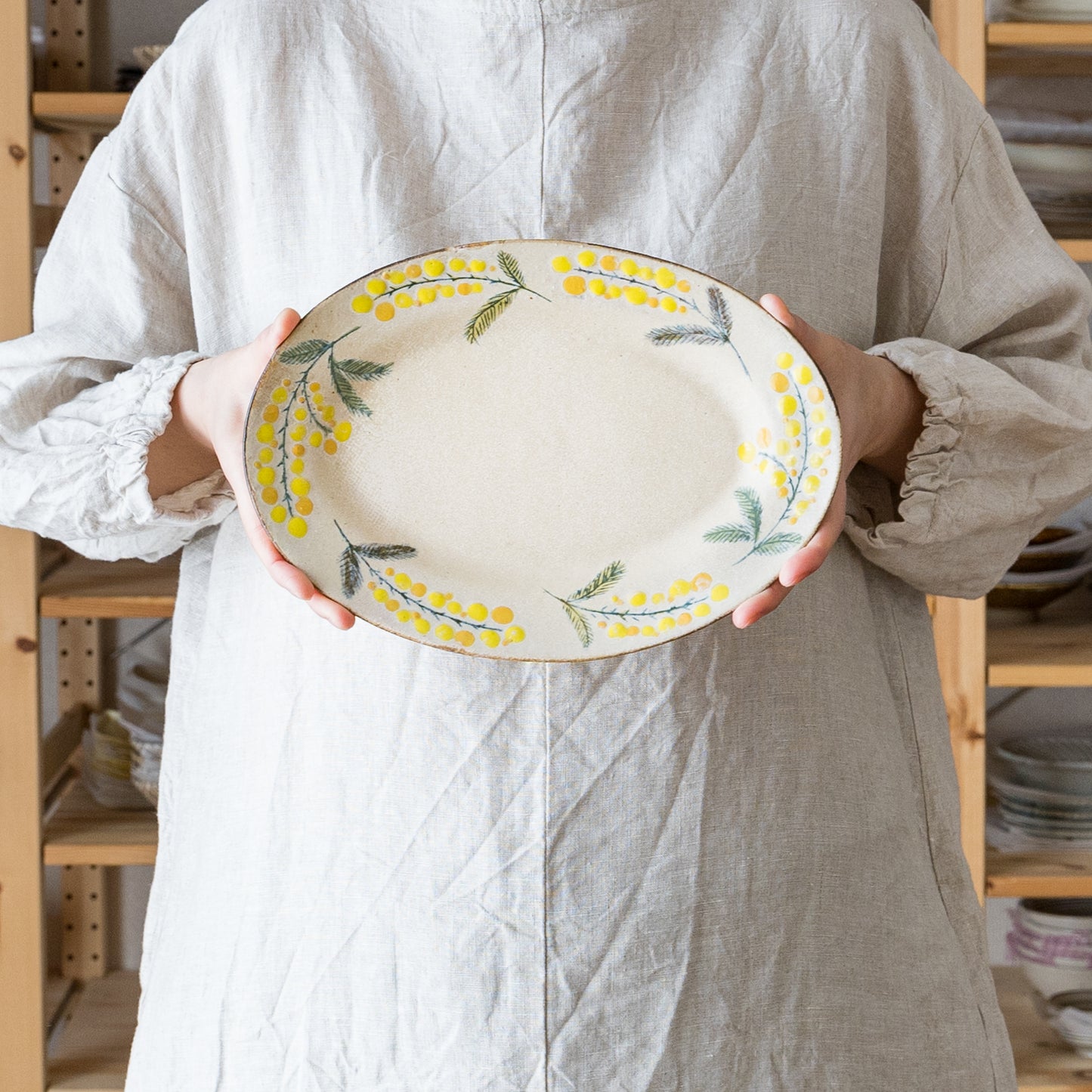 春のようにポカポカあたたかみを感じる森野奈津子さんのミモザの楕円リム皿