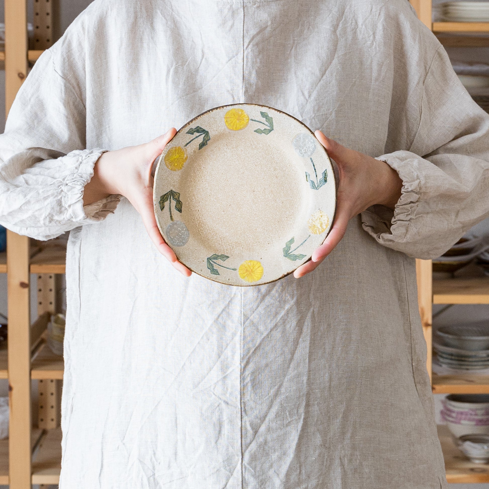 やさし気なたんぽぽに癒される森野奈津子さんの丸リム皿
