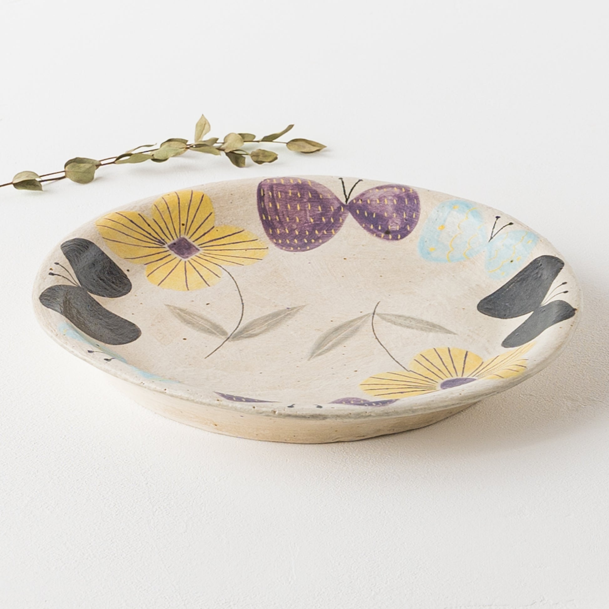 色とりどりのお花とちょうちょが愛らしい森野奈津子さんの色化粧の丸皿
