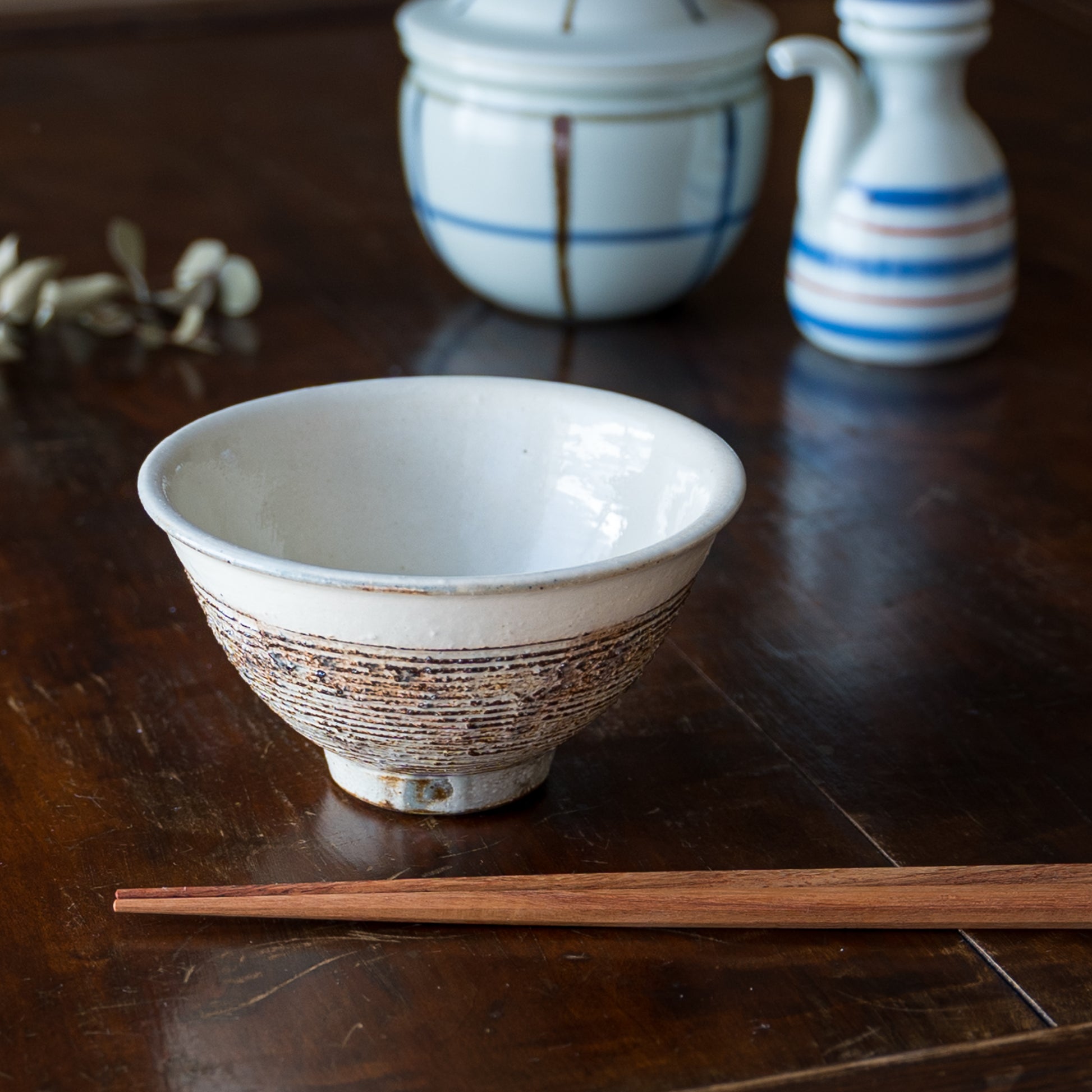 食卓に温もりを運んでくれる古谷製陶所の渕荒横彫めし碗