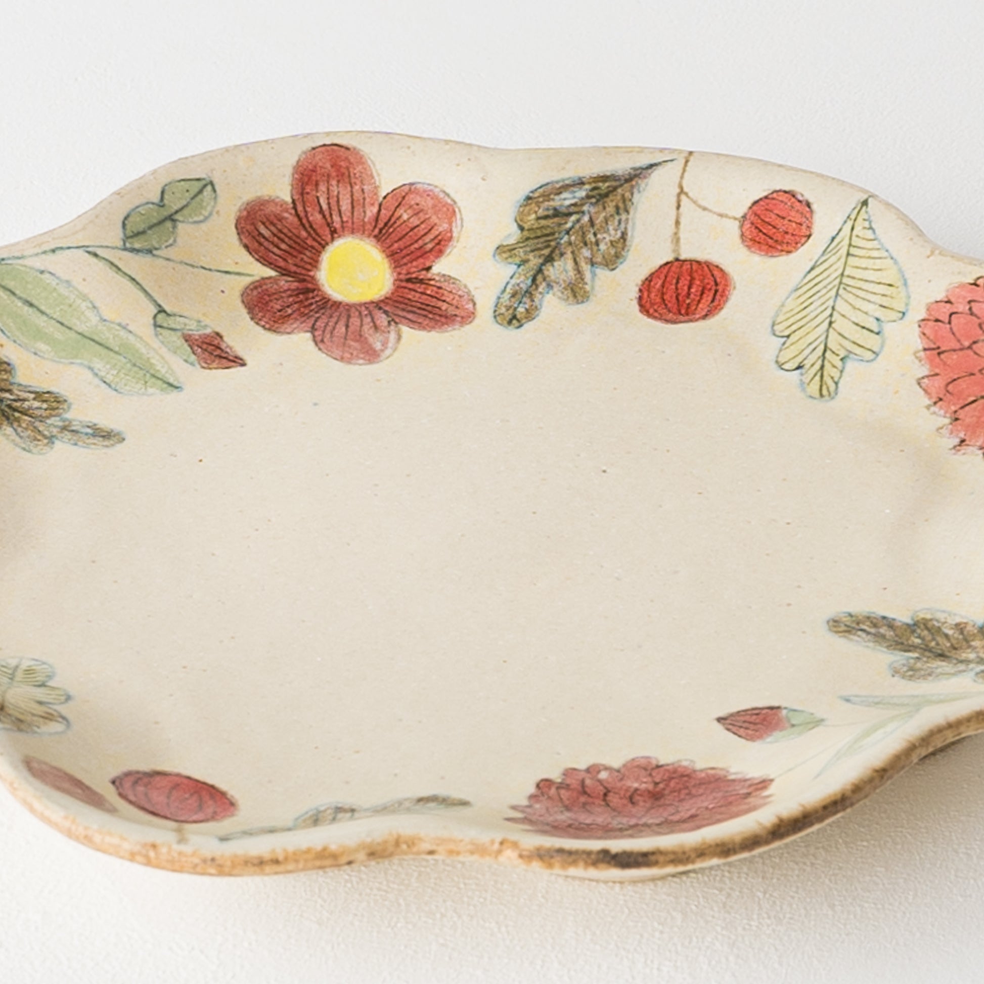 絵本のようなやさしい絵にほっこり癒される森野奈津子さんの花模様の花型皿