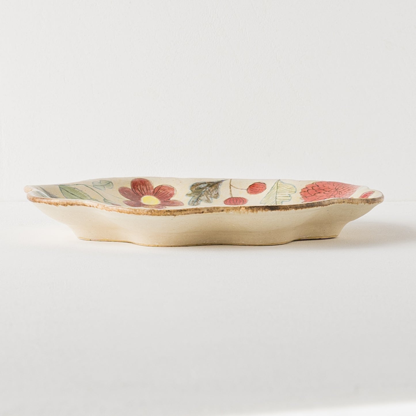 温かみのある食卓にしてくれる森野奈津子さんの花模様の花型皿