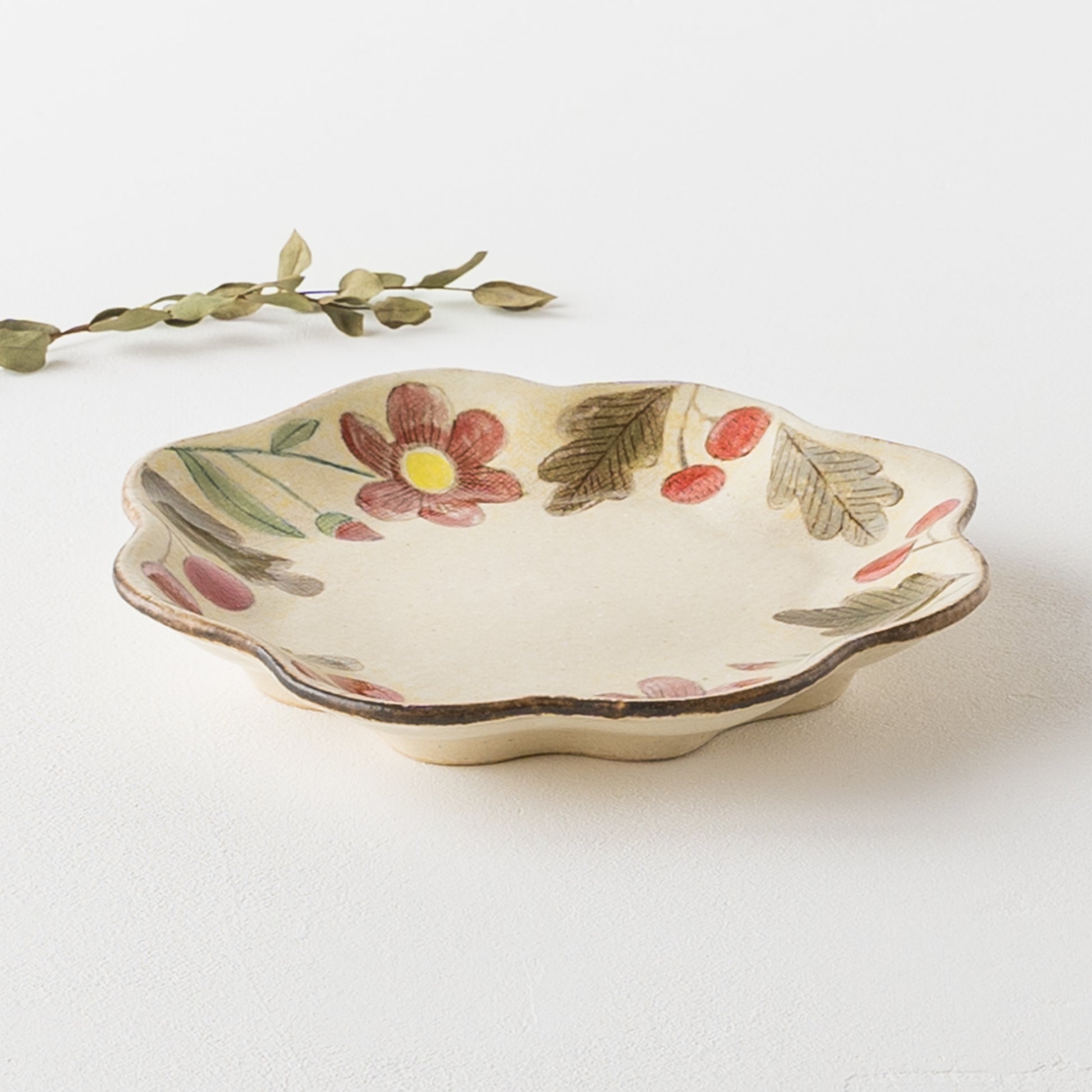 眺めているだけでほっこり癒される森野奈津子さんの花模様の花型皿