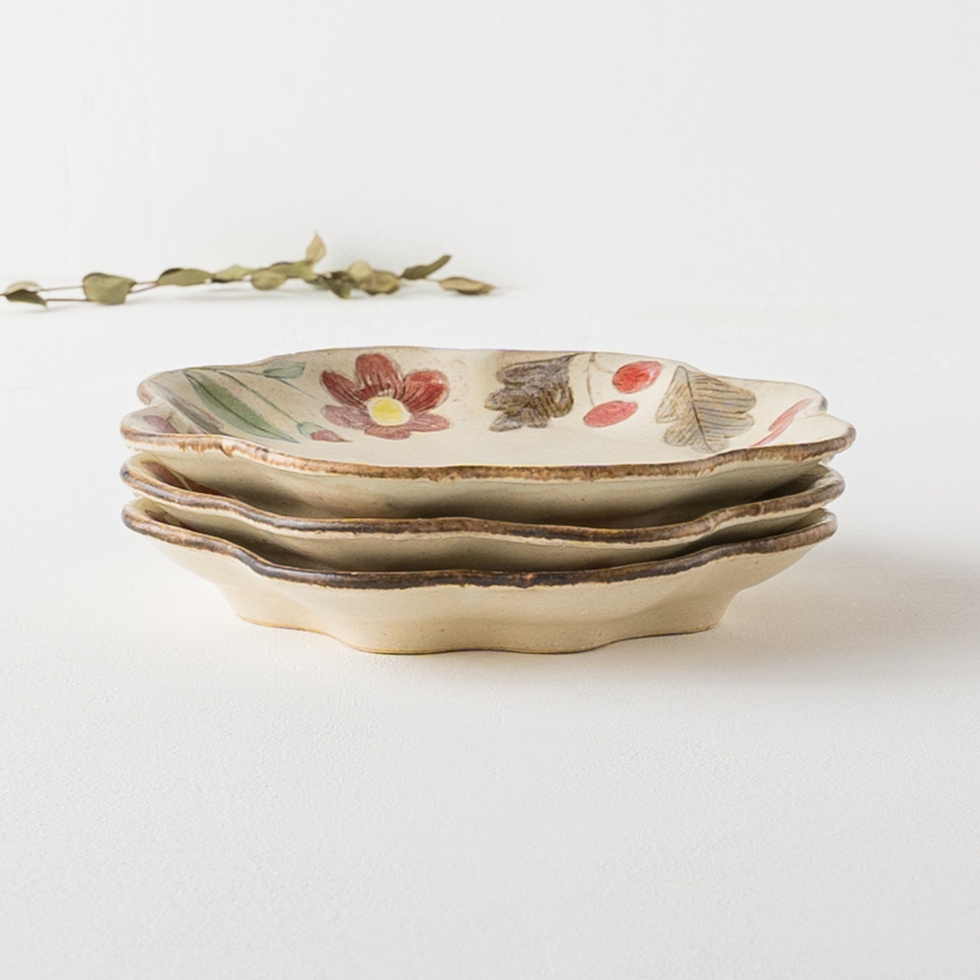食卓を明るく華やかにしてくれる森野奈津子さんの花模様の花型皿
