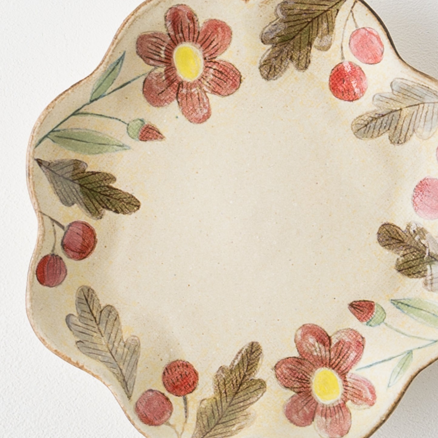 赤いお花と木の実にほっこり癒される森野奈津子さんの花模様の花型皿