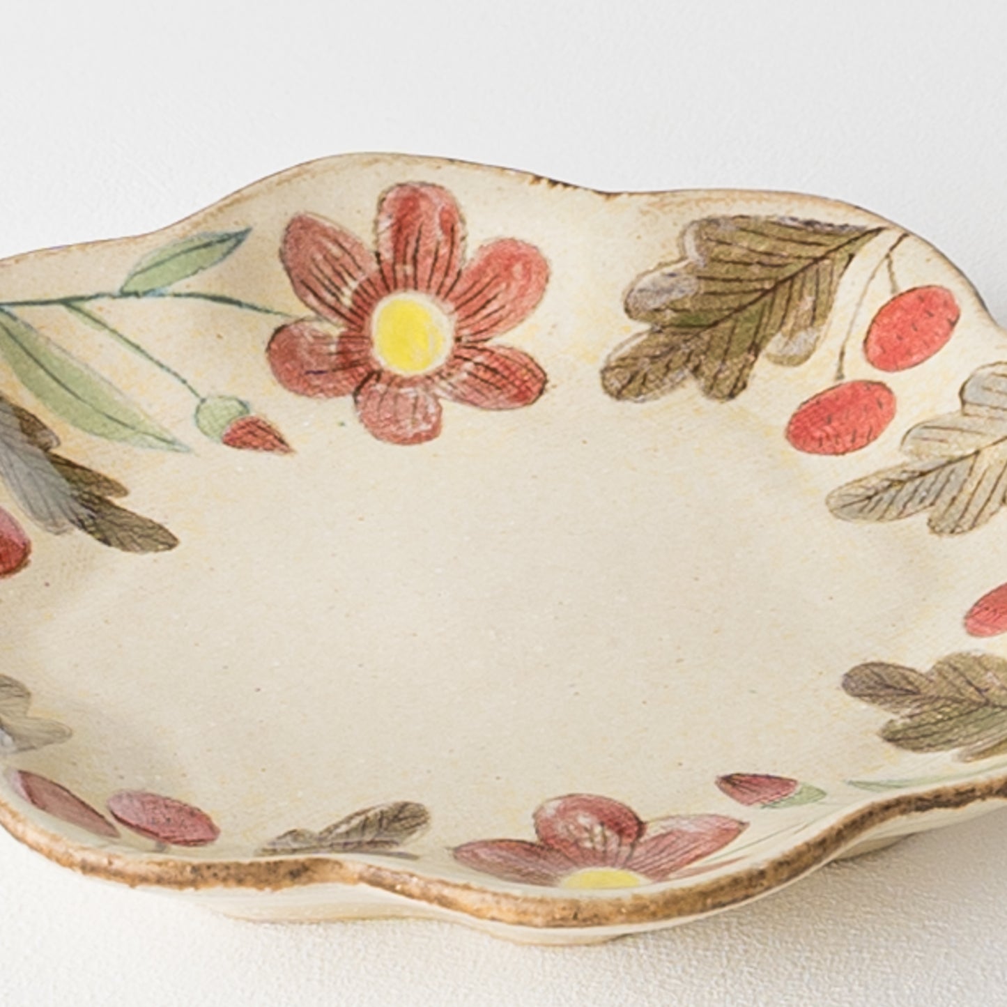 やさし気なお花にほっこり癒される森野奈津子さんの花模様の花型皿