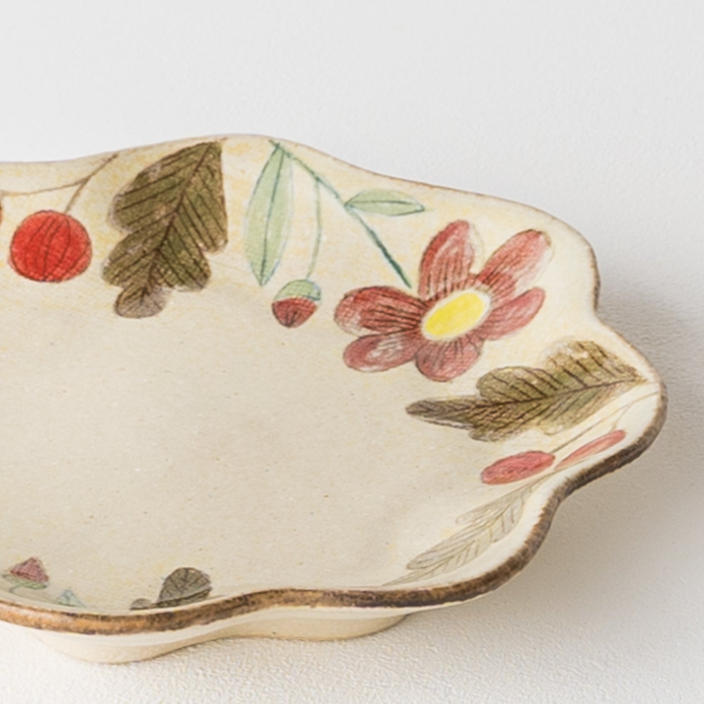 食卓を素敵に彩ってくれる森野奈津子さんの花模様の花型皿