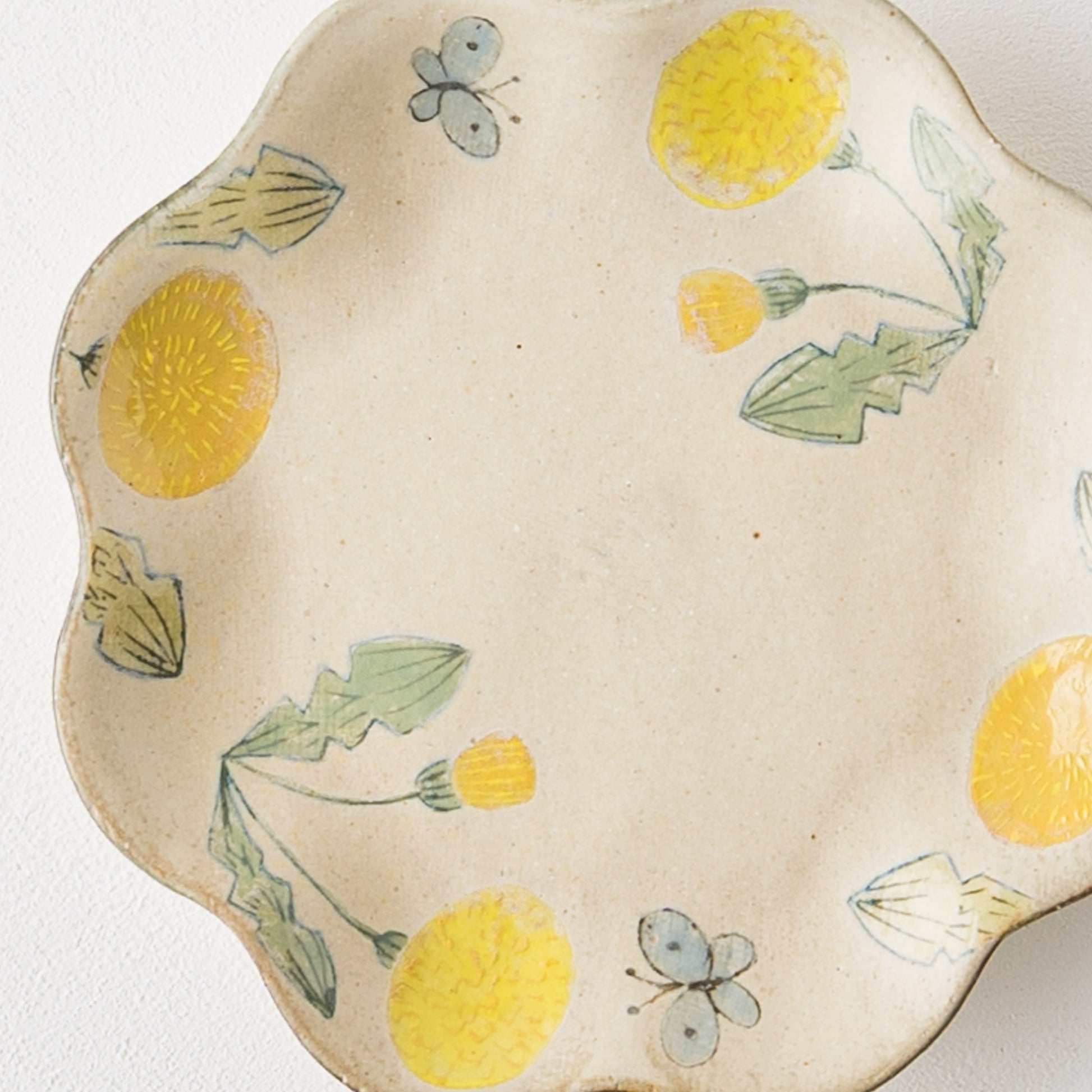 たんぽぽとちょうちょにほっこり癒される森野奈津子さんの花型皿