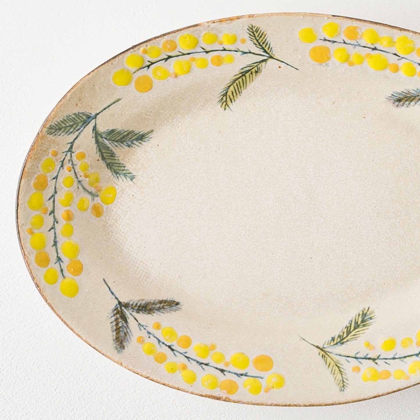 やさし気なミモザに心が和む森野奈津子さんの楕円リム皿