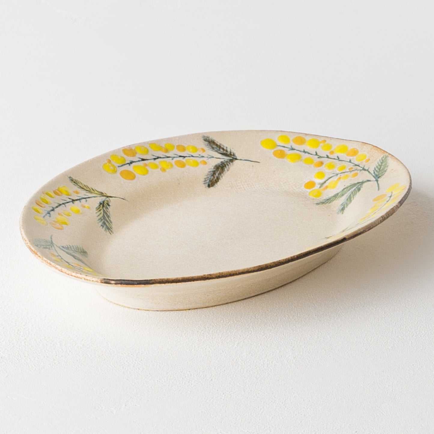 食卓に春を運んでくれる森野奈津子さんのミモザの楕円リム皿