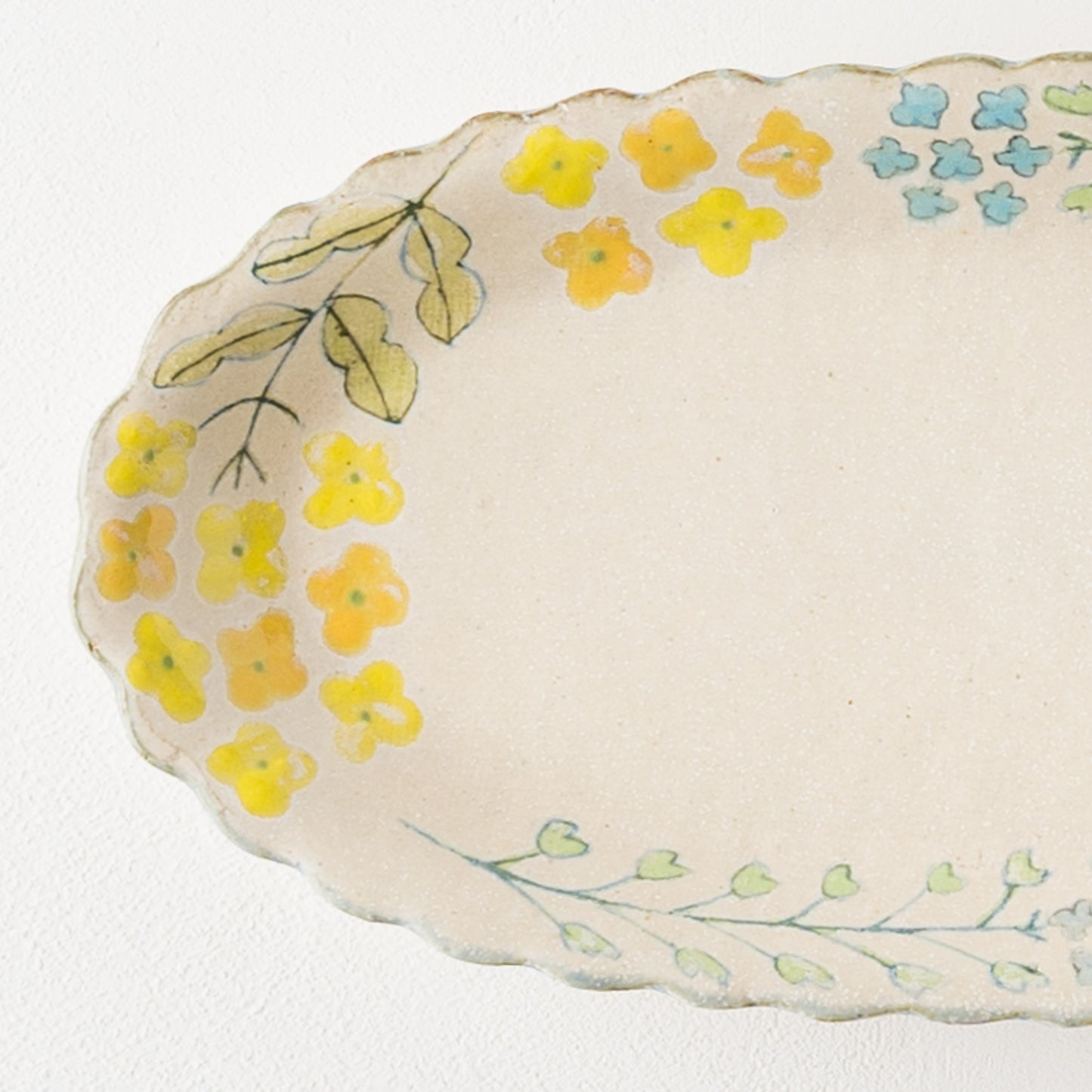 やさし気な菜の花にほっこり癒される森野奈津子さんの花模様の長皿