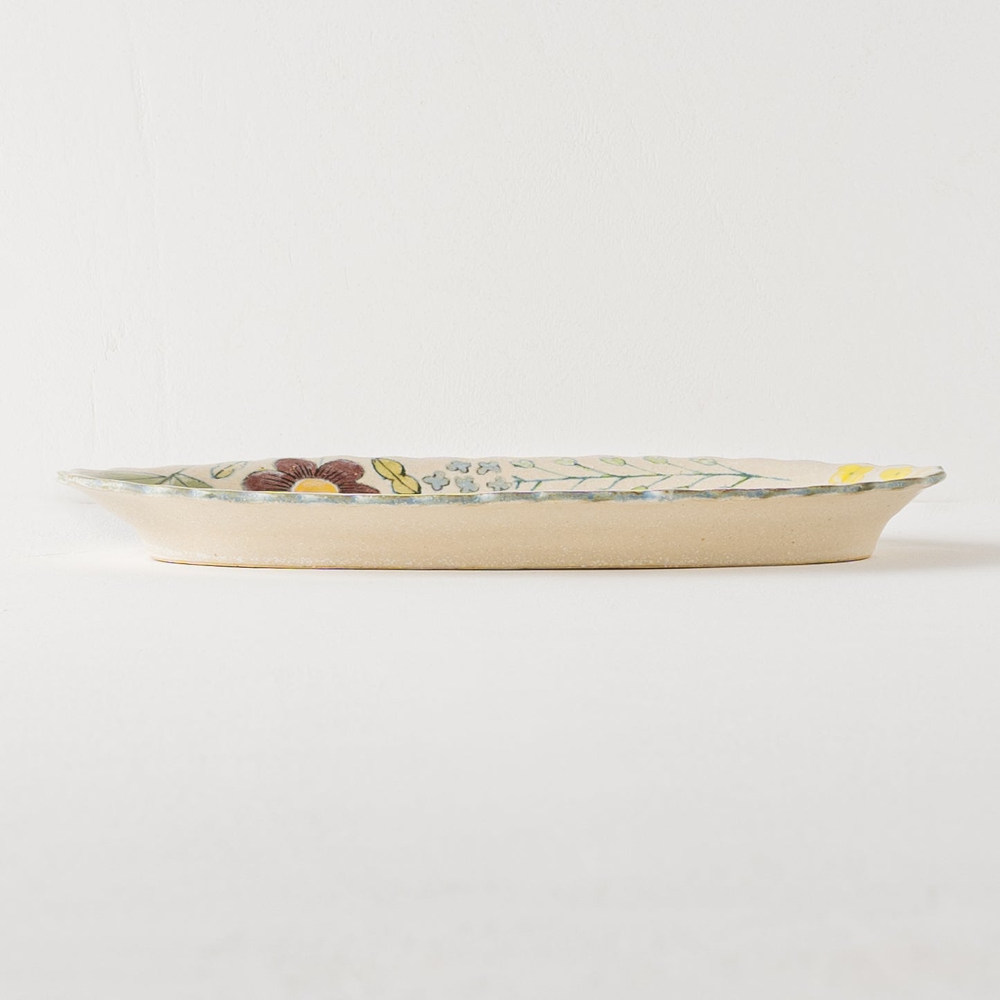 食卓を華やかに彩ってくれる森野奈津子さんの花模様の長皿