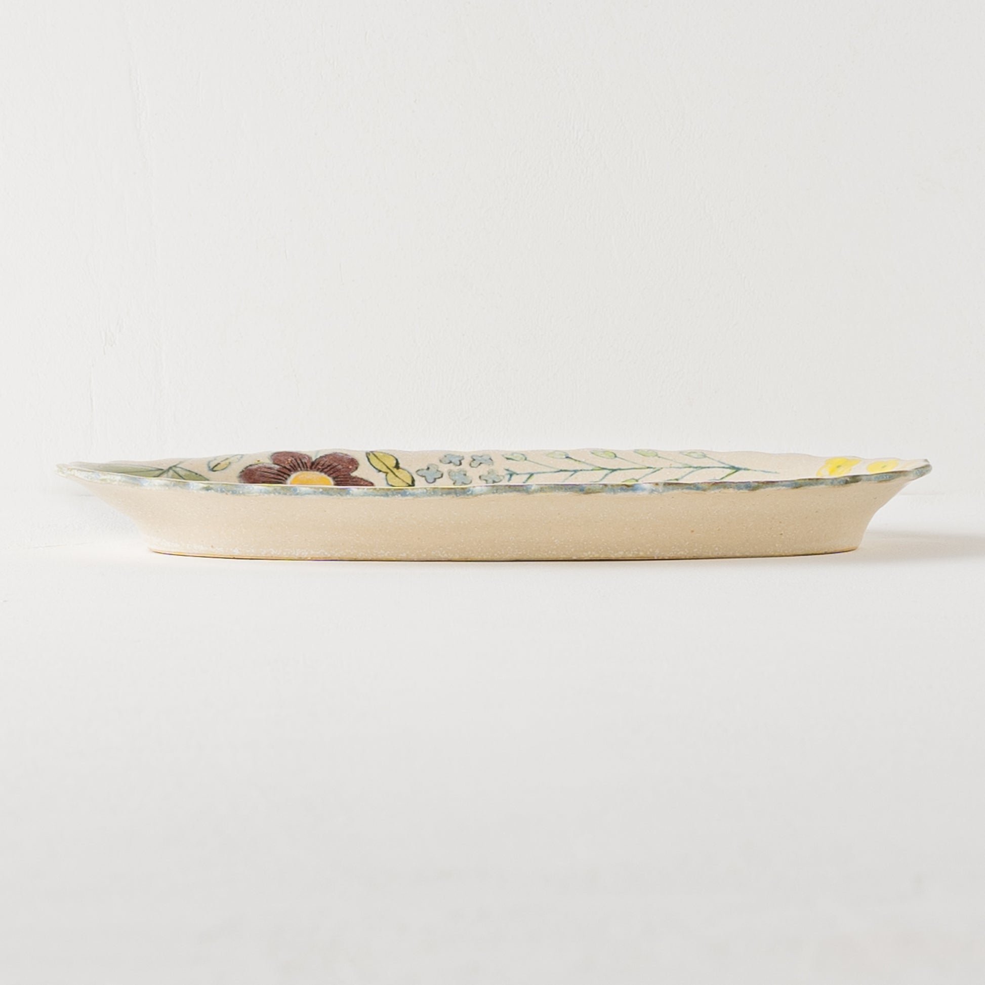 食卓を華やかに彩ってくれる森野奈津子さんの花模様の長皿