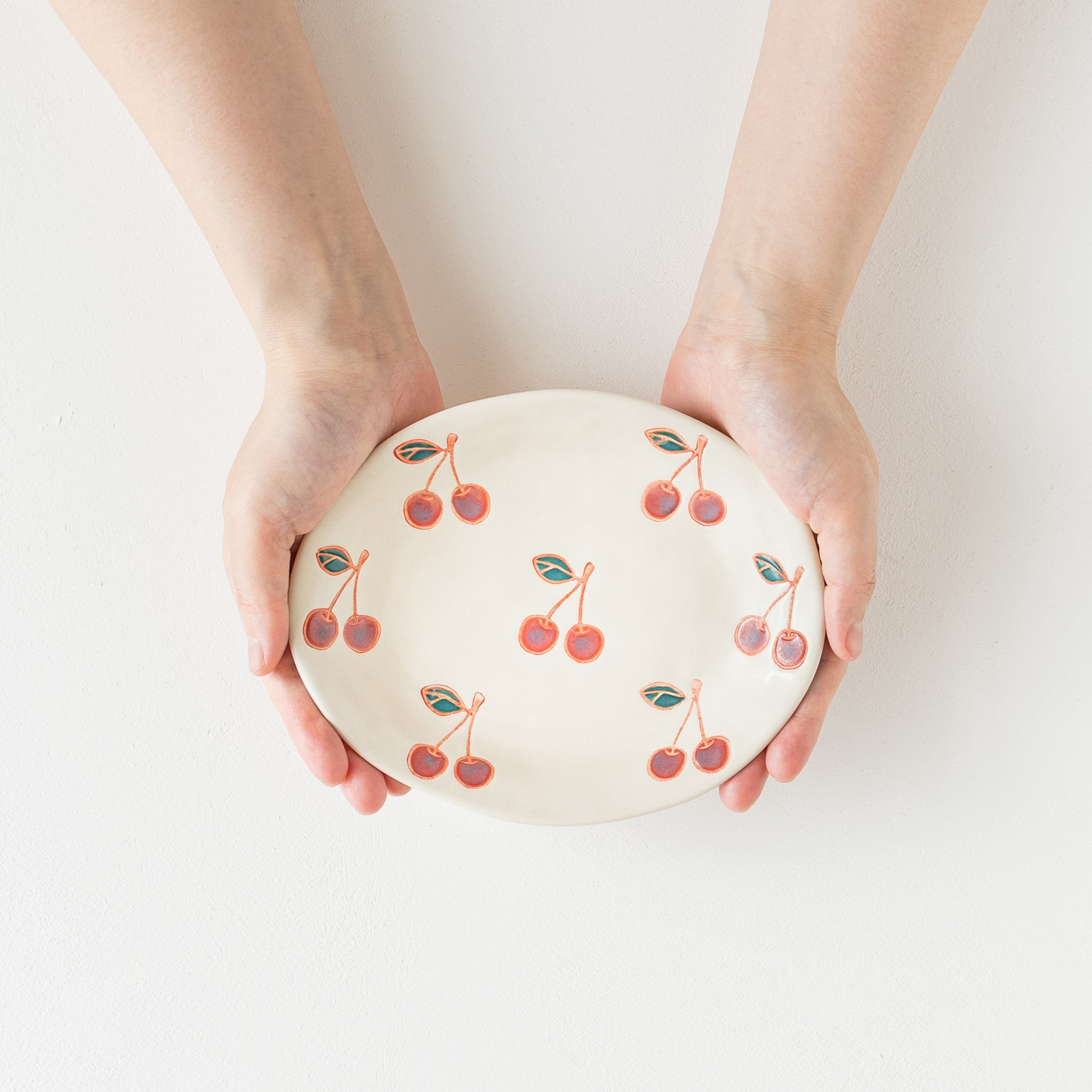 おやつタイムが楽しめるかわいいサクランボ柄の波佐見焼楕円皿