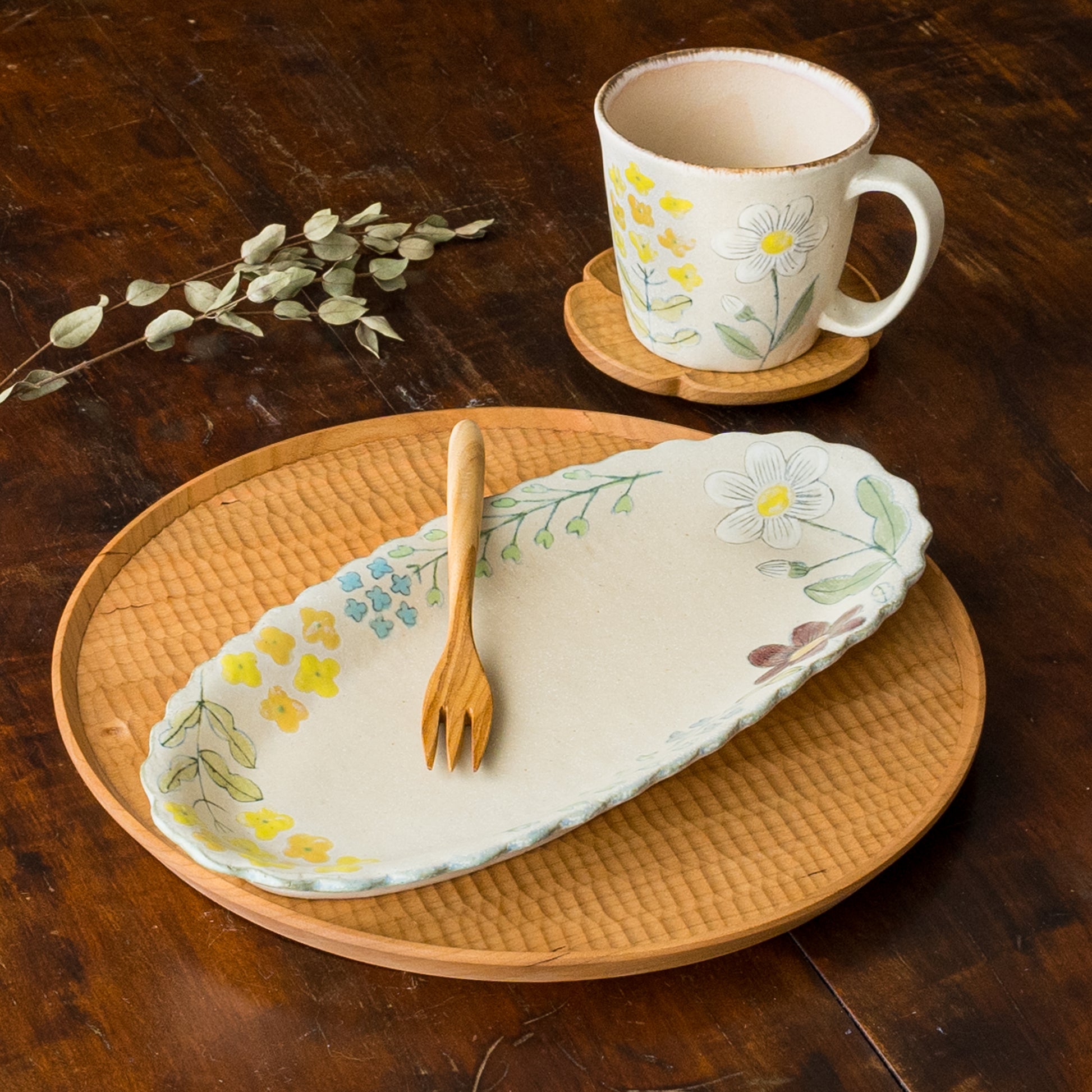 おうちで素敵なカフェ気分を味わえる森野奈津子さんの花模様の長皿とマグ