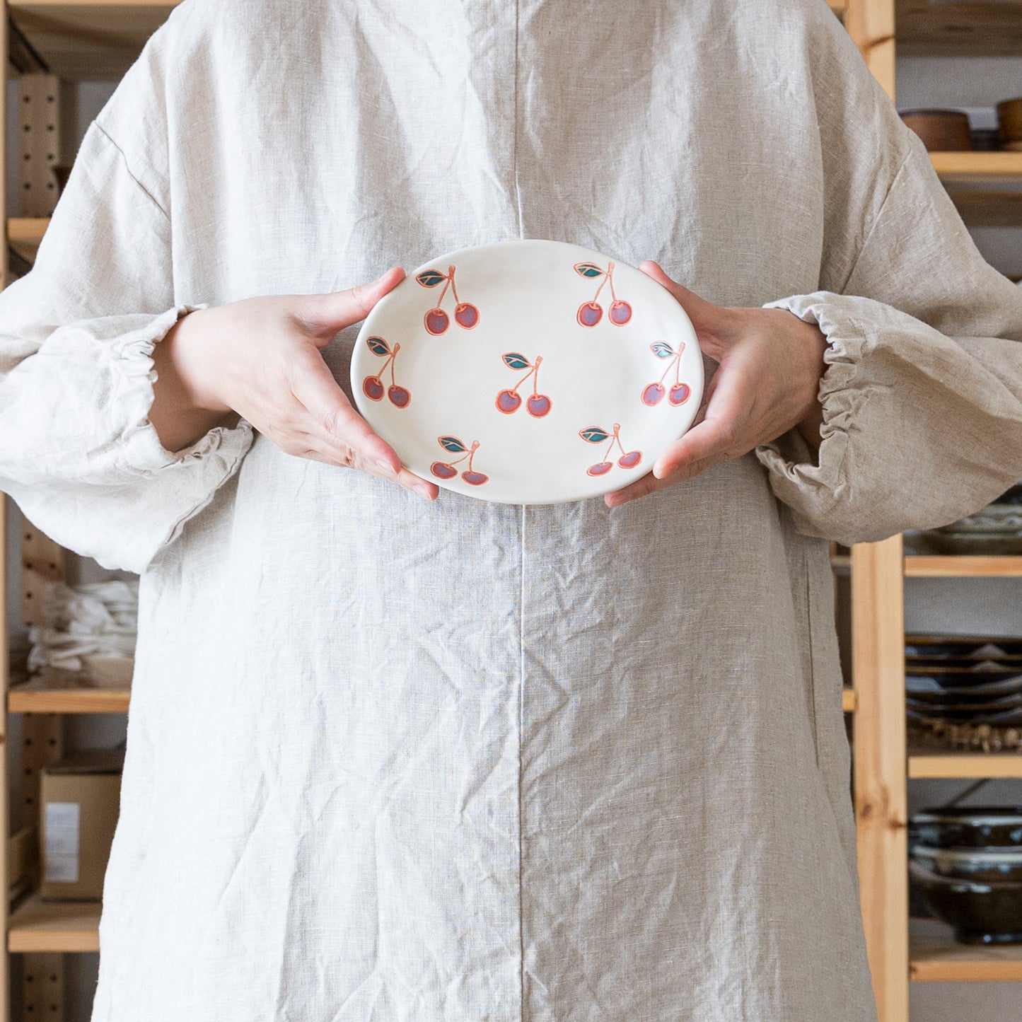 かわいいサクランボ柄に癒される波佐見焼の楕円取皿