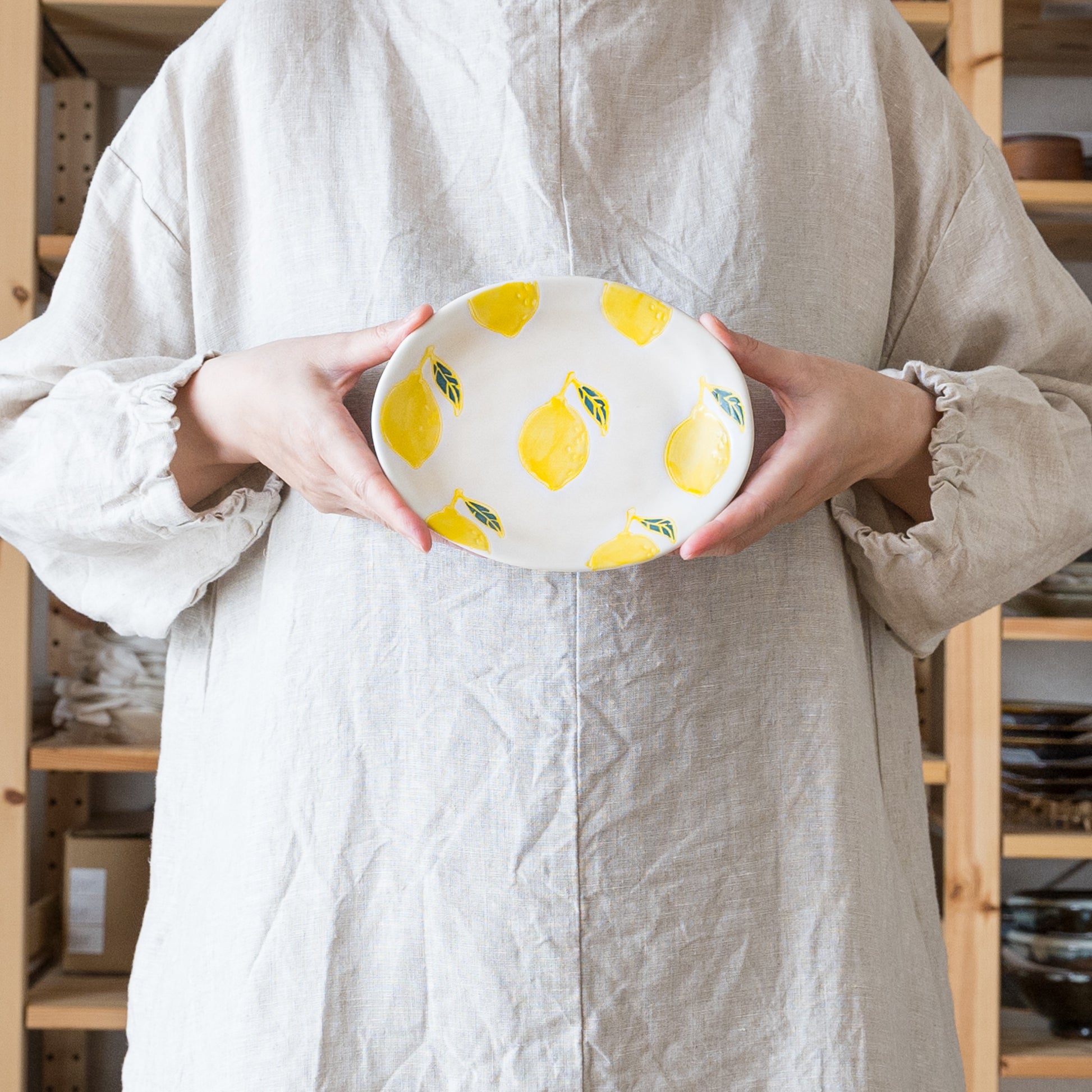 テーブルを明るく彩ってくれるかわいいレモン柄の波佐見焼楕円皿