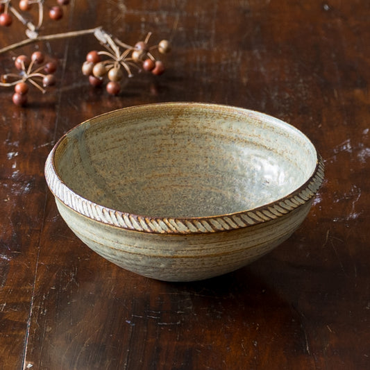 錆浅葱色が素敵な吉永哲子さんのふちけずり鉢