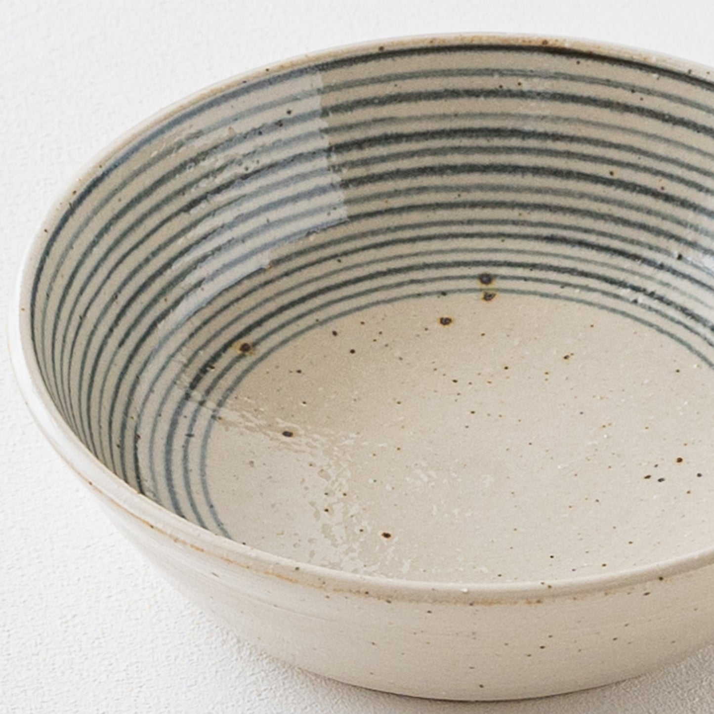 盛り付けたお料理が引き立つ冨本大輔さんの灰釉染付5寸鉢