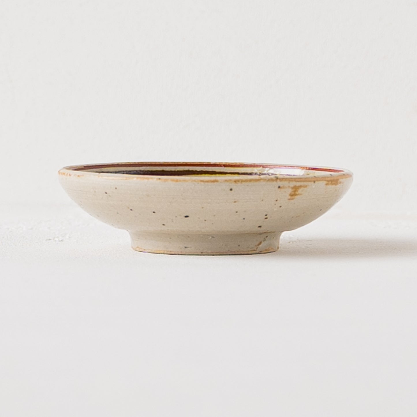 古びた雰囲気がおしゃれで味わい深い冨本大輔さんの灰釉絵付3寸皿