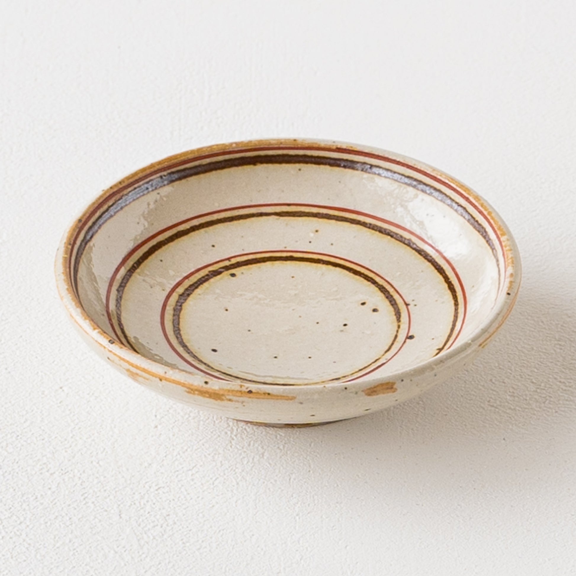ちょこっとおかずの盛り付けにぴったりな冨本大輔さんの灰釉絵付3寸皿