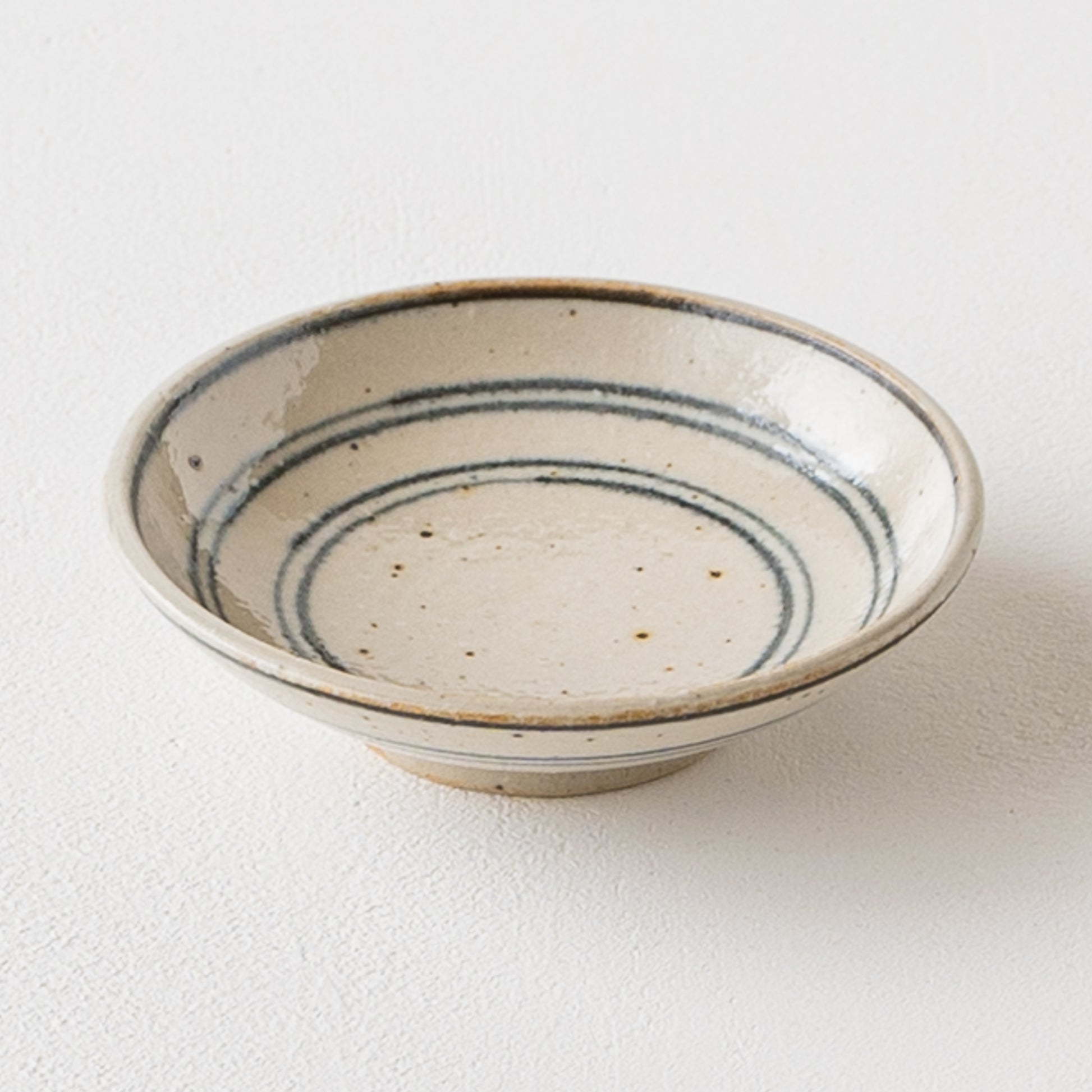 ちょこっとおかずの盛り付けにぴったりな冨本大輔さんの灰釉染付3寸皿