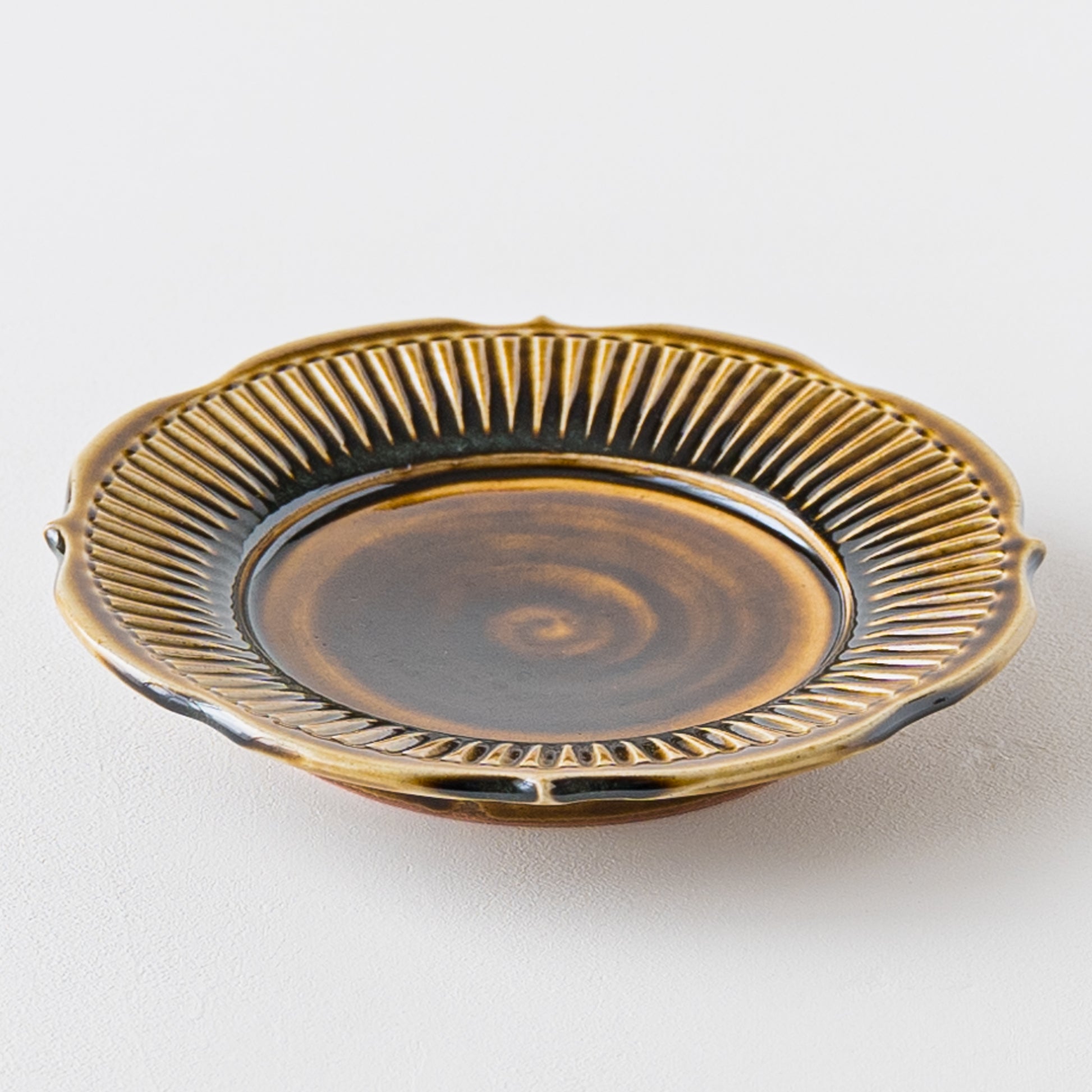 食卓が華やぐはなクラフトの飴釉7寸リム輪花縞皿
