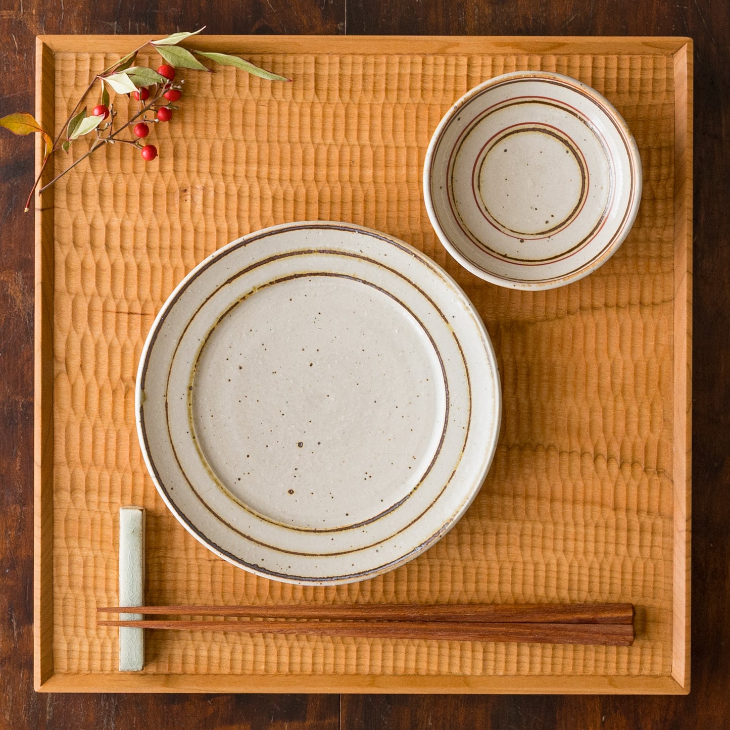 食事をゆっくり楽しめる冨本大輔さんの灰釉鉄絵5寸リム皿と3寸皿