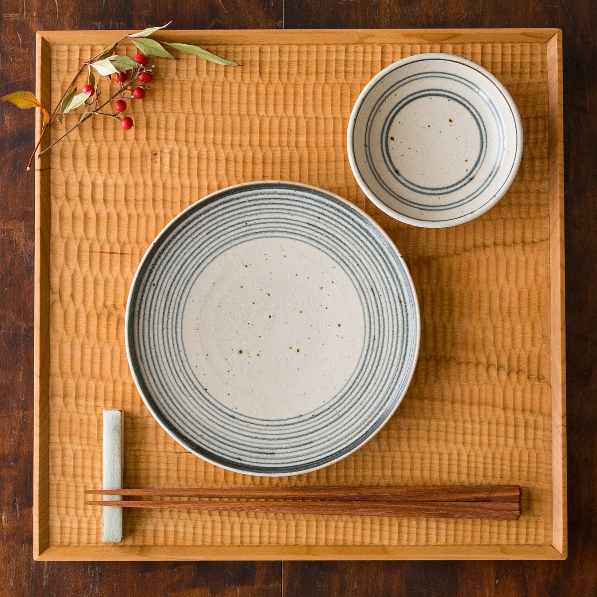 ゆっくり楽しい食事を楽しめる冨本大輔さんの灰釉染付7寸平皿と3寸皿