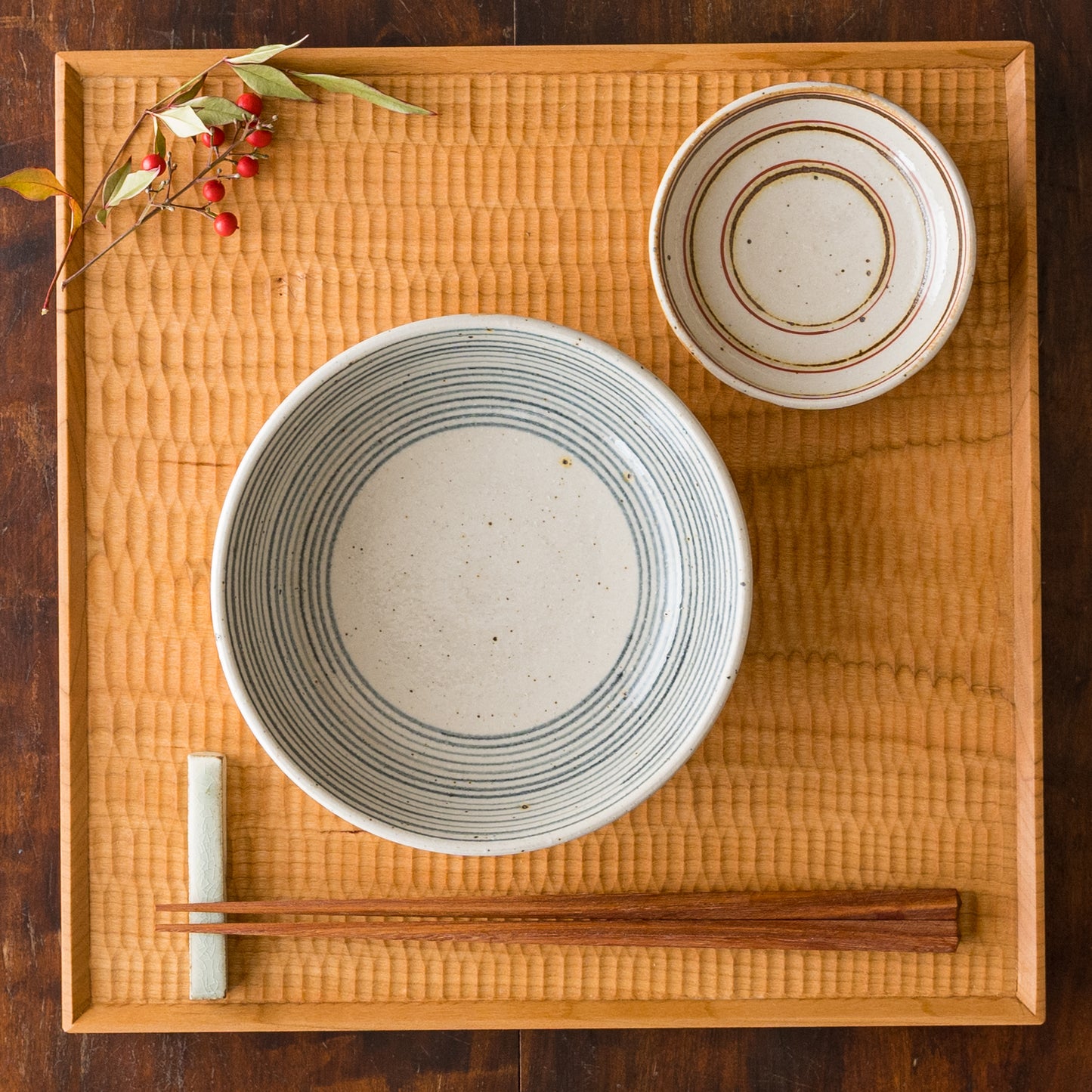 和食がもっと食べたくなる冨本大輔さんの灰釉染付5寸鉢と鉄絵3寸皿