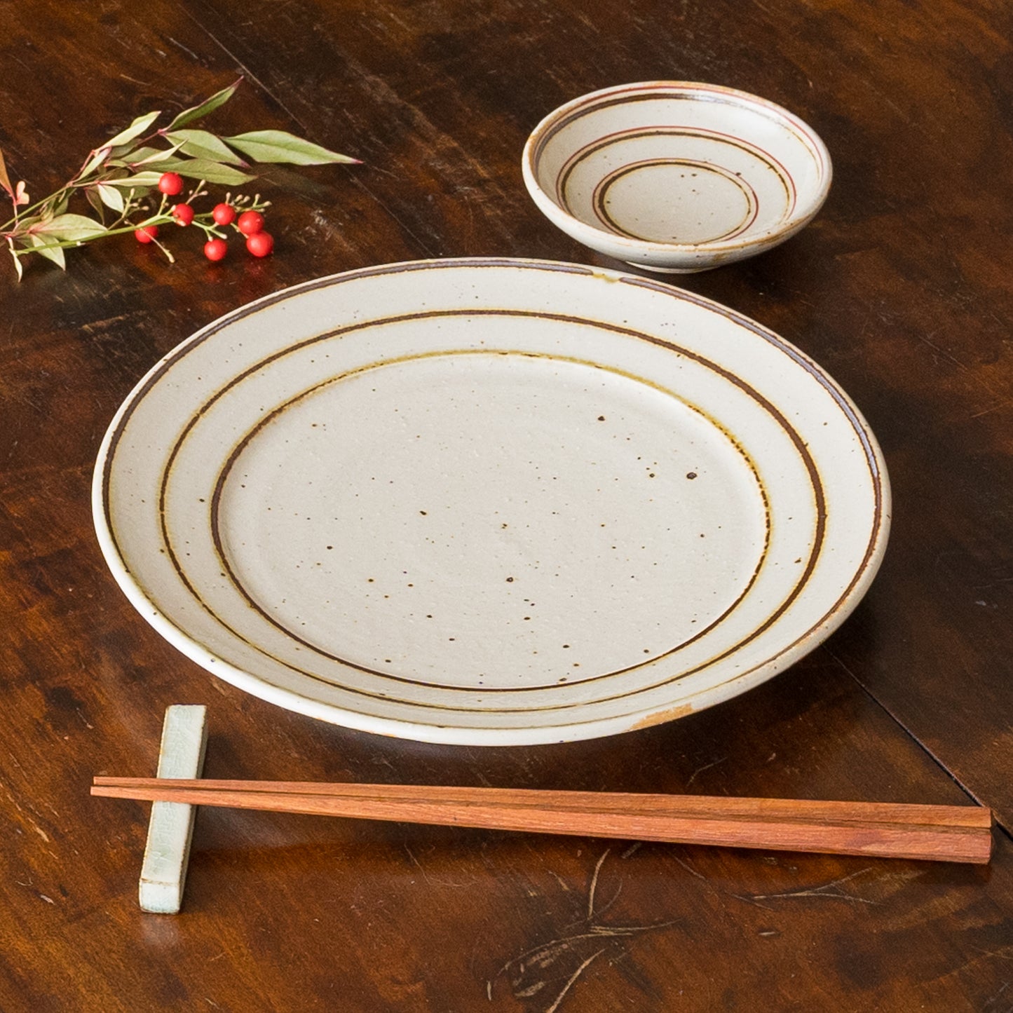食事の時間をゆっくり楽しめる冨本大輔さんの灰釉絵付3寸皿と7寸リム皿