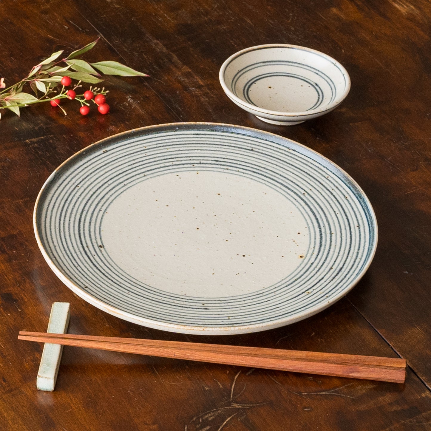 ゆっくり優雅に食事を楽しめる冨本大輔さんの灰釉染付7寸平皿と3寸皿