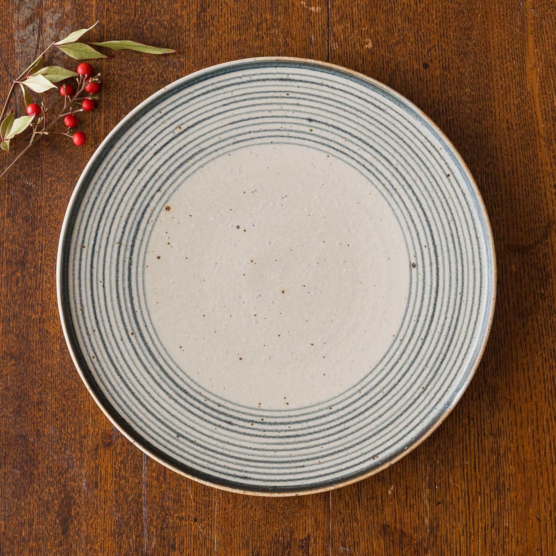 食卓を素敵に彩ってくれる冨本大輔さんの灰釉染付7寸平皿