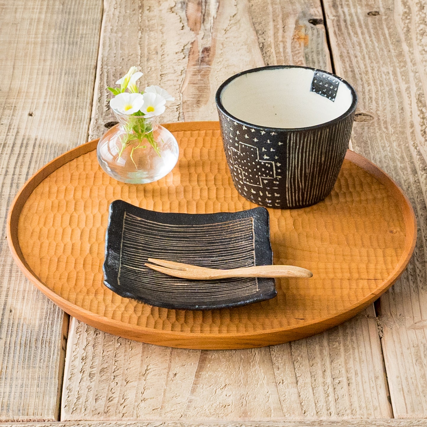 高須愛子さんのライン模様の角豆皿と掻き落としカップ