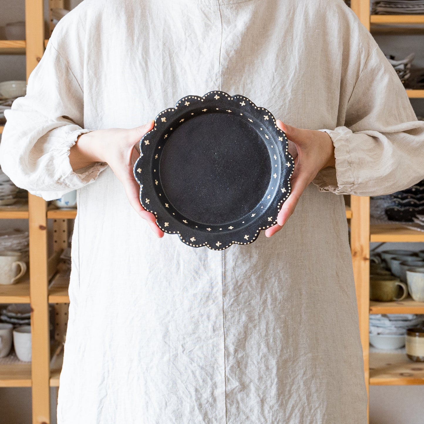 温かみのある黒と可愛い模様にほっこり癒される高須愛子さんのリム輪花平皿