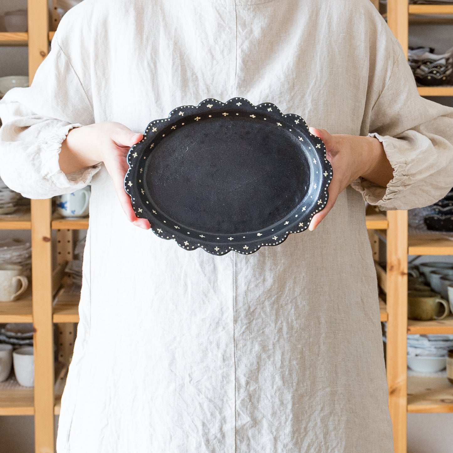 温かみのある黒と可愛い模様にほっこり癒される高須愛子さんのリム楕円平皿