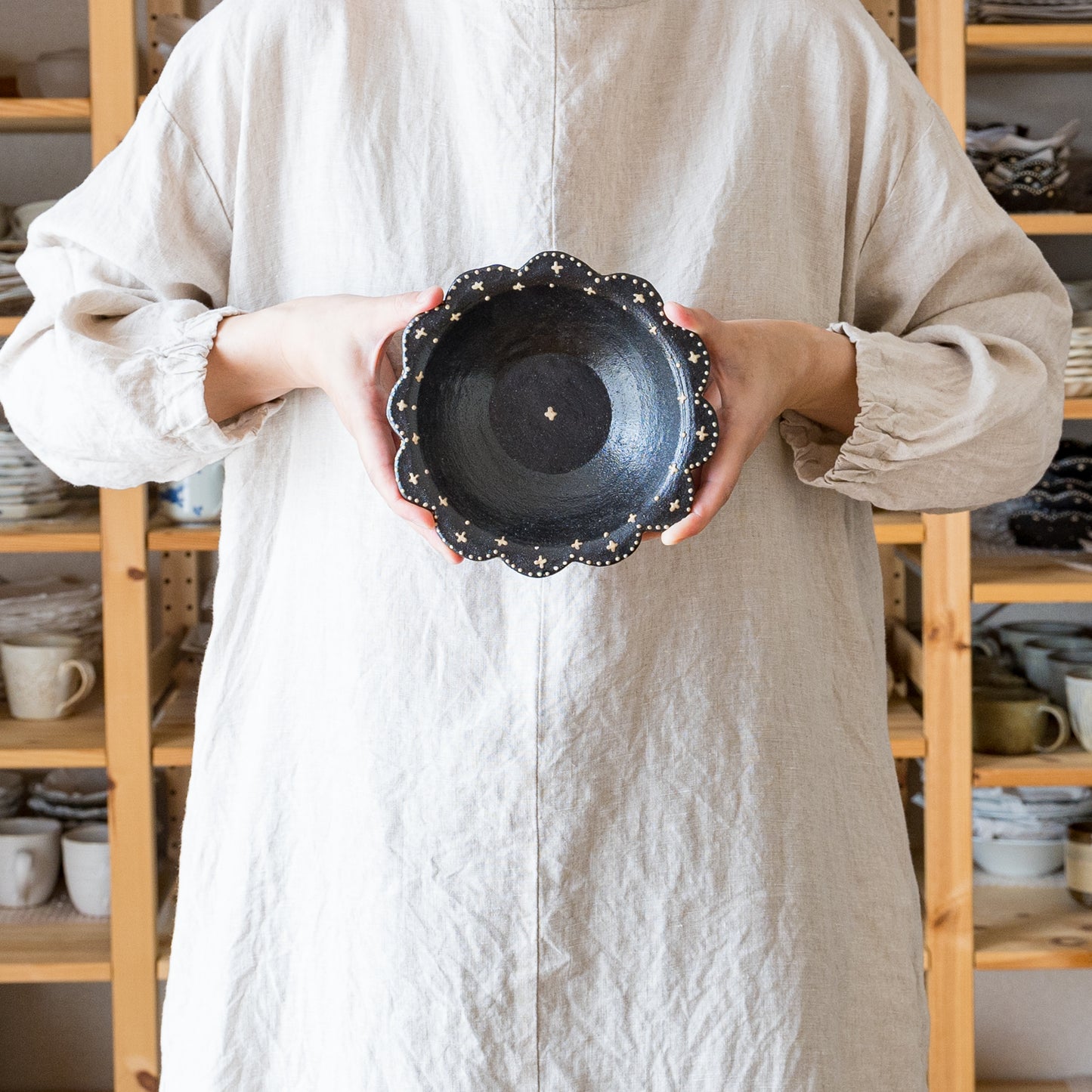 温かみのある黒と可愛い模様にほっこり癒される高須愛子さんの輪花小鉢