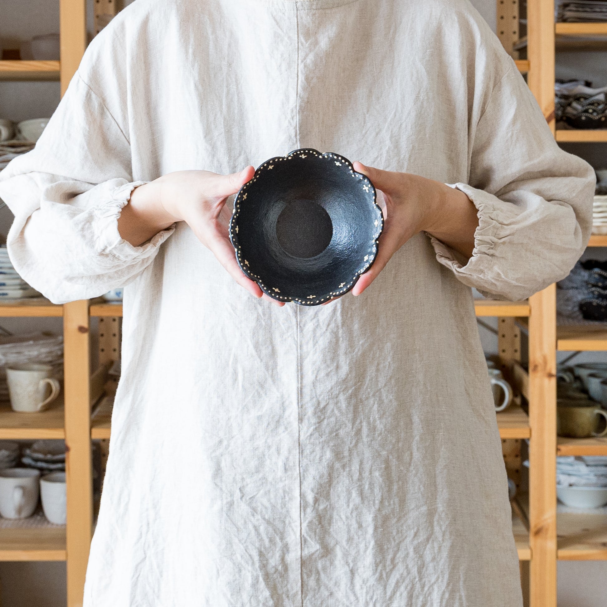温かみのある黒と可愛い模様にほっこり癒される高須愛子さんの輪花高台鉢