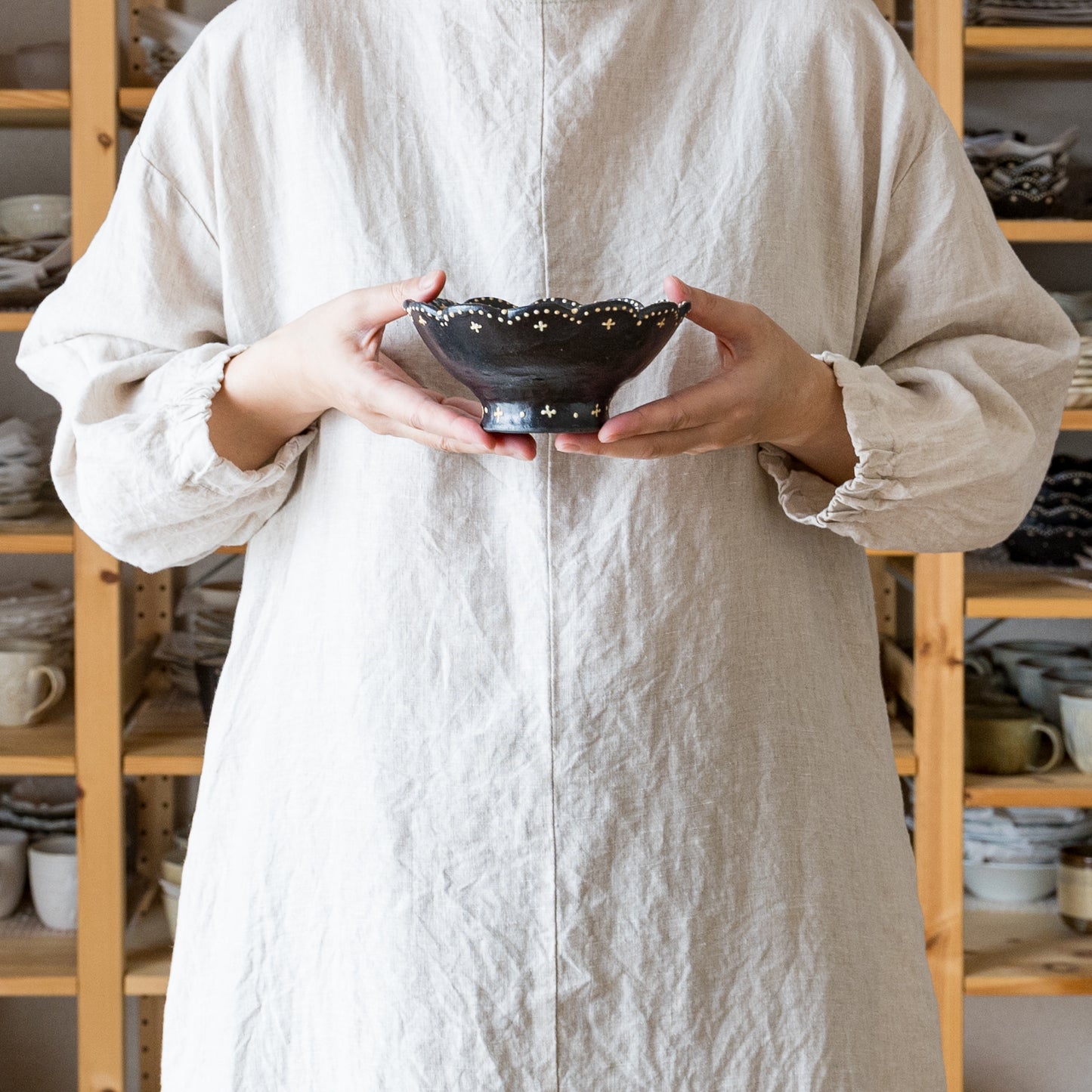 温かみのある黒と可愛い模様にほっこり癒される高須愛子さんの輪花高台鉢