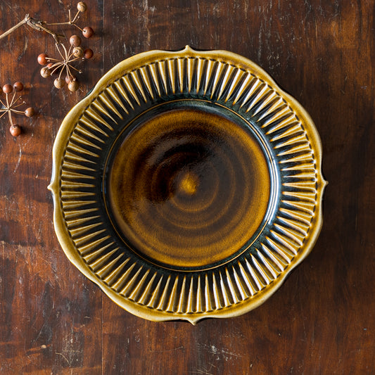 幅広のリムが素敵なはなクラフトの飴釉7寸リム輪花縞皿