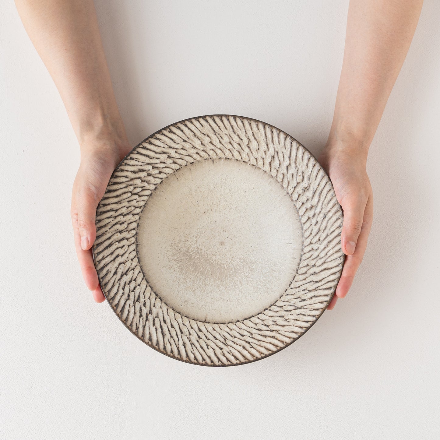 食卓が一気におしゃれにしてくれる山本雅則さんのしのぎのリム皿