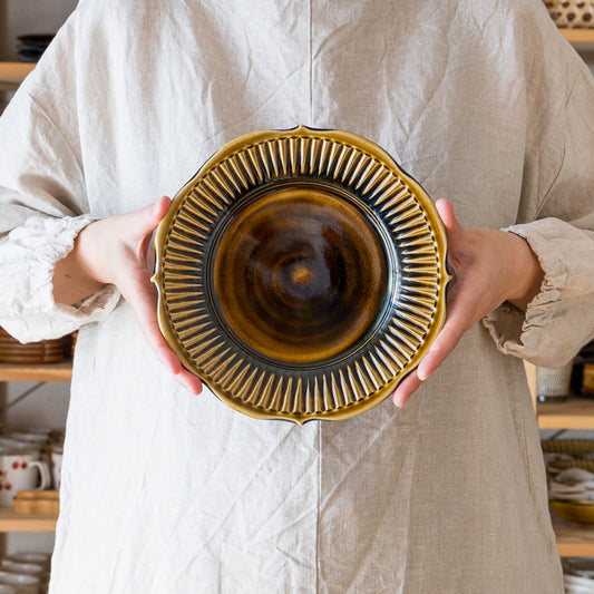 食卓を素敵に演出してくれるはなクラフトの飴釉7寸リム輪花縞皿